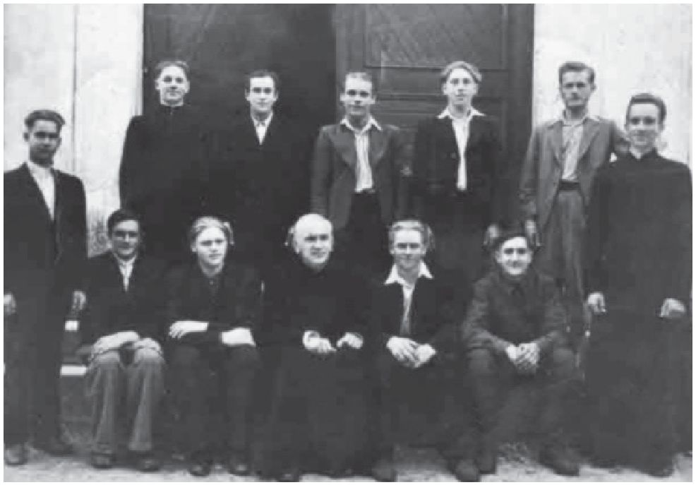 Kavarsko bažnyčios kunigai, klierikai ir jaunuoliai