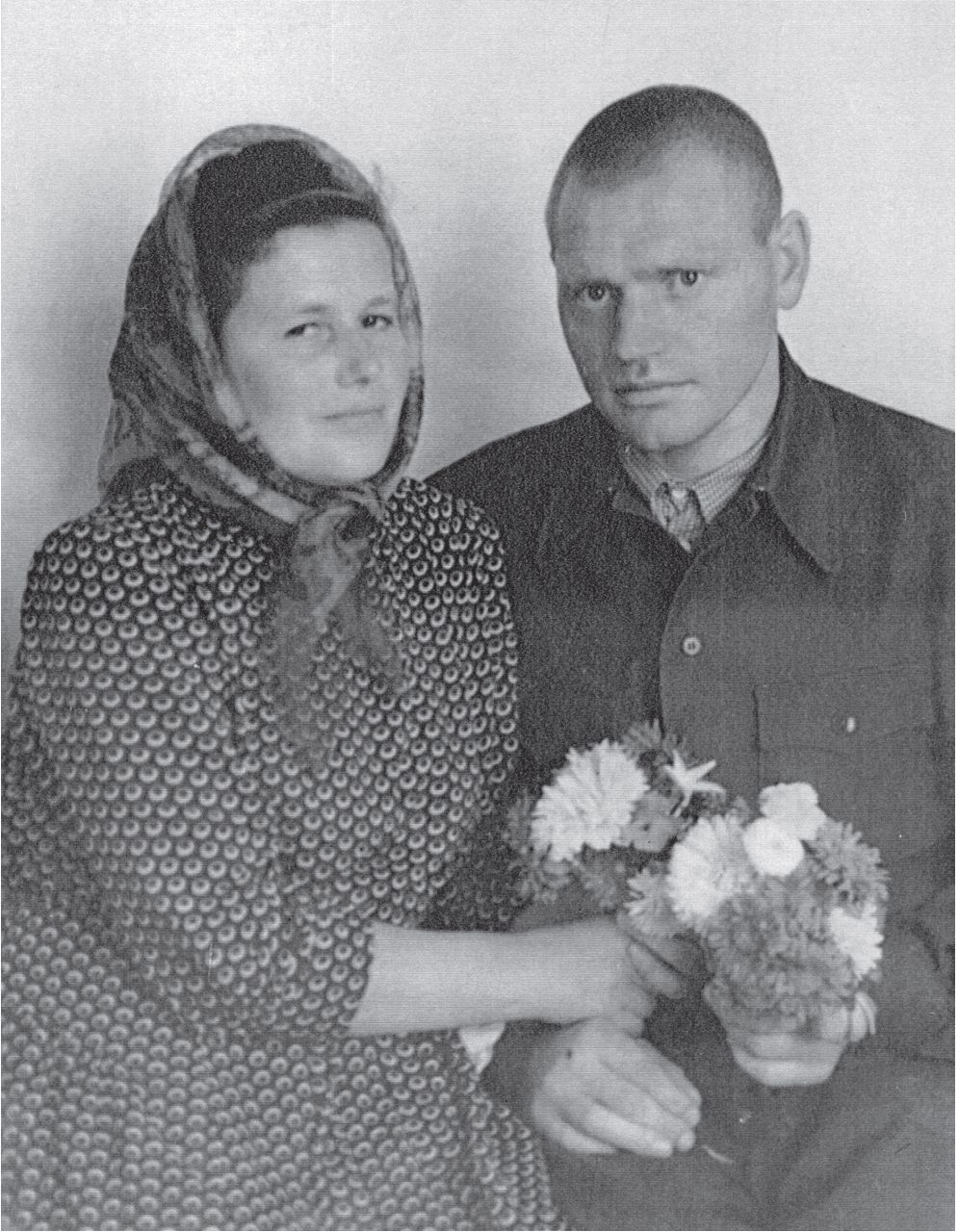 Jonas ir jo žmona su gėlėmis rankose.