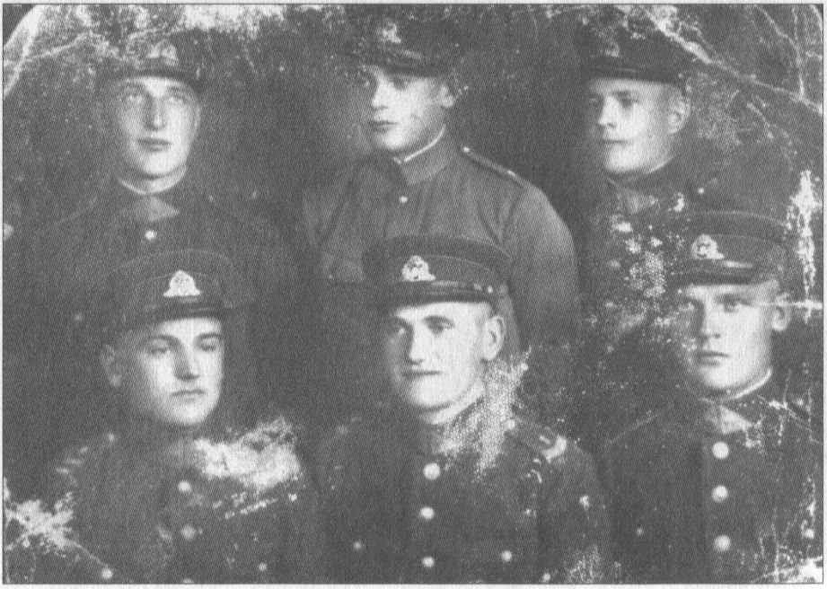 Partizanas Liudas Sudeikis (sėdi pirmas iš kairės).