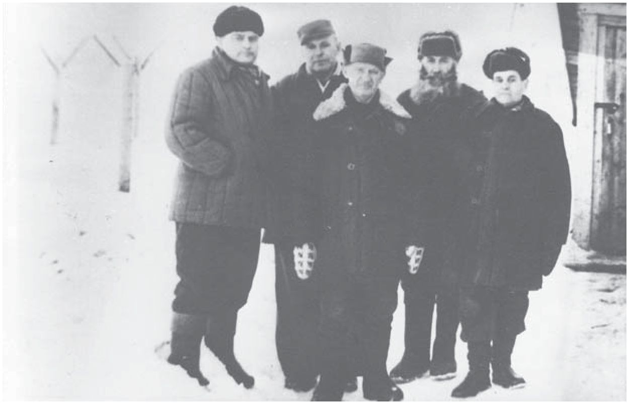 Kunigystės šventimus A. Svarinskui suteikęs vysk. Pranciškus Ramanauskas (viduryje) su politiniais kaliniais Abezės lageryje