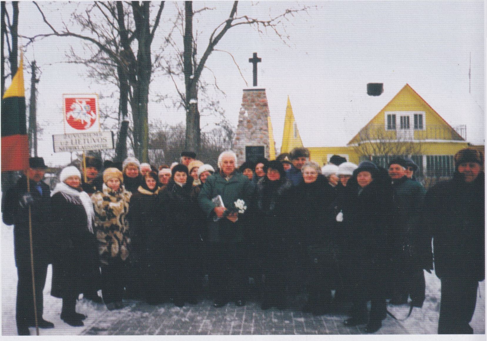 Prie paminklo partizanų giminės ir artimieji