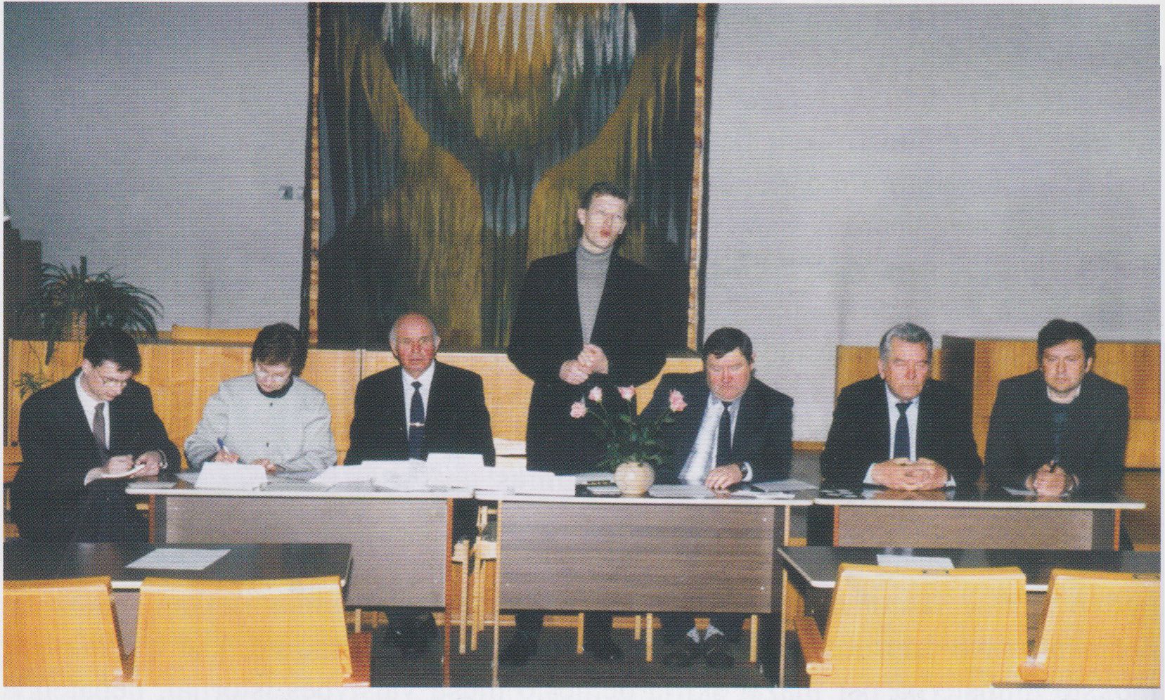 Varėnos rajono vidurinių mokyklų vyresniųjų klasių mokinių konkurso „Laisvės kovų ir kančių istorija“ vertinimo komisija. Iš kairės: Giedrius Samulevičius, Daiva Tamulevičienė, Vytautas Kaziulionis, Algis Kašėta, Vidas Abromaitis, Edvardas Laugalys ir Romaldas Skripka