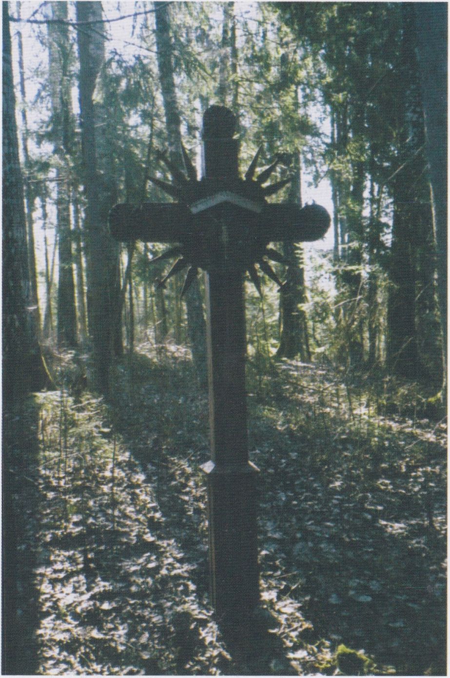 Kryžius Žaliamiškyje prie bunkerio duobės, kur 1950 m. žuvo vadas Dzūkas ir trys jo bendražygiai. 2000 m.