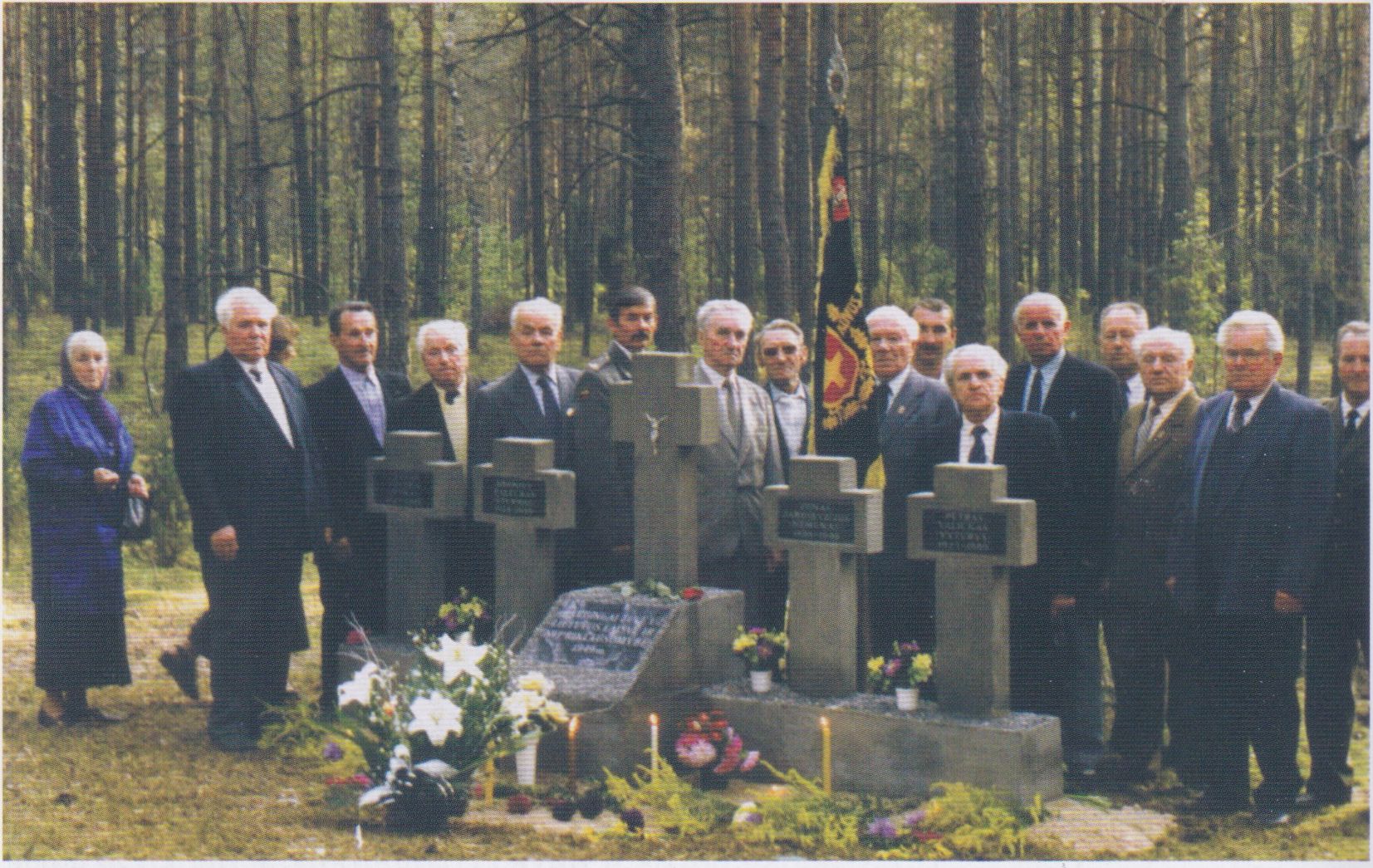 Paminklas Geidukonių kaimo miške prie bunkerio, kuriame 1949 m. žuvo keturi Šarūno būrio partizanai. 1999 m.