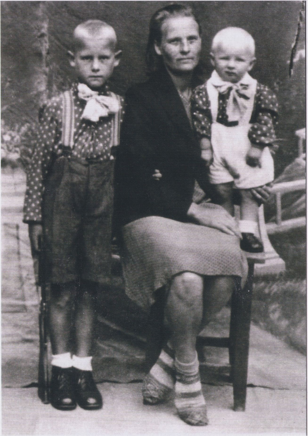 Partizanų vado Merkio žmona Ona Baublienė su sūnumis Jonu ir Vytautu 1947 metų rudenį prieš pat areštą.