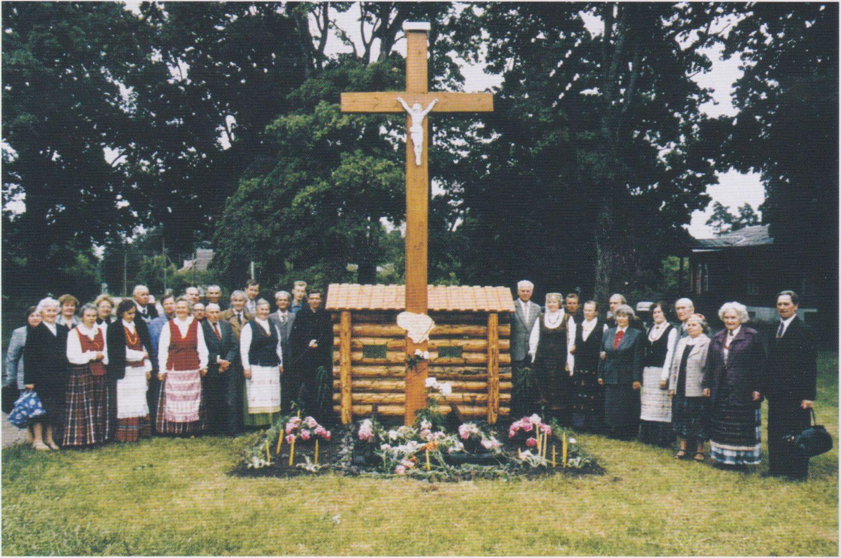 Kryžiaus šventinimo iškilmės Valkininkų geležinkelio stotyje tremtiniams, iš čia pradė-jusiems kančios kelius