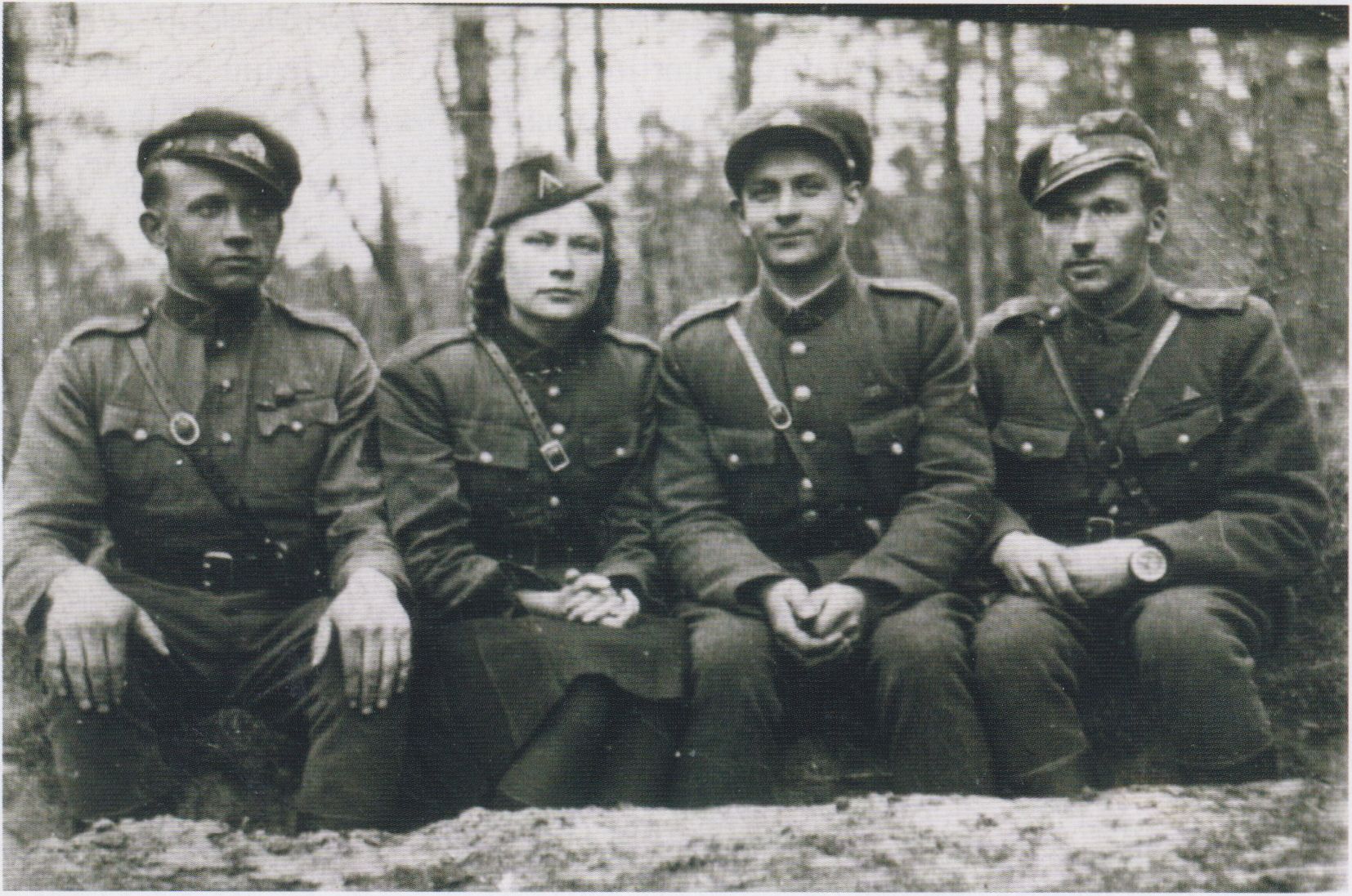 Jonas Jakubavičius-Rugys su bendražygiais. Iš kairės: Jonas Budėnas-Klebonas, Sofija Bu-dėnaitė-Ramunė, Jonas Jakubavičius-Rugys, Teofilis Valickas-Balys