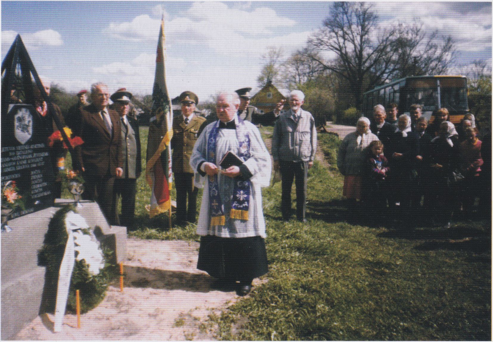 Paminklo žuvusiems vietinės rinktinės kariams Varėnos raj. Kaniavos kaime šventinimo iškilmės 1999 05 08. Pašventino Raseinių klebonas, buvęs kariūnas.
