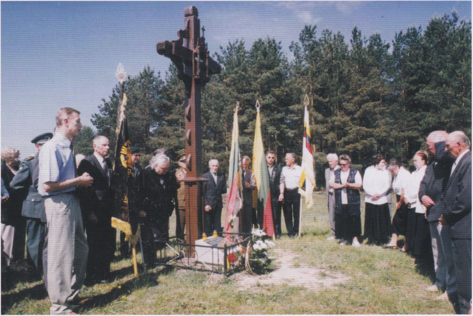 Kryžiaus šventinimo iškilmės Jono Jakubavičiaus-Rugio žūties vietoje Laukininkų kaime. 2003 m.