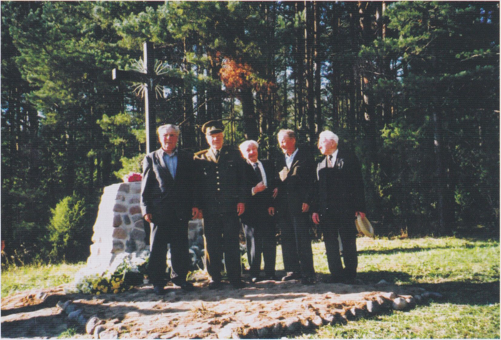 Prie paminklo Antanui Grušauskui-Siaubui du jo sūnūs. Iš kairės: pirmas Sigitas ir ketvirtas Algis. 2004 m.