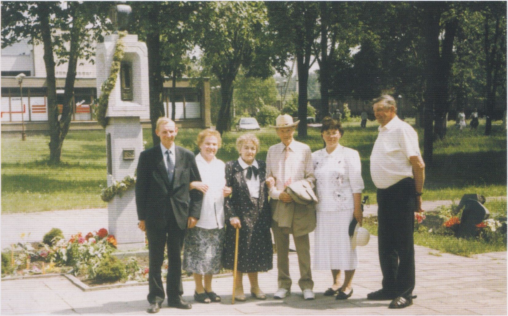 Varėnos m. geležinkelio stoties aikštėje prie tremtinių paminklo. Iš kairės: pirmas Merkio sūnūs Vytautas Baublys, ketvirtas Merkio jaunystės draugas Juozas Petras Čepulis su artimaisiais
