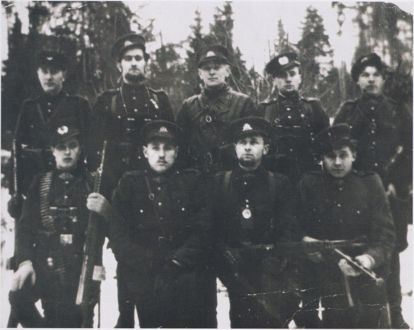 Daugų apylinkės partizanai ir jų vadai. Iš kairės: priklaupę J. Makaravičius-Varpas, J. Baranaus-kas-Samas, G.Turskas-Biliūnas, D. Dobrovolskas-Beržas; stovi A. Kasiulynas-Lakūnas, V. Voveris-Žaibas, A. Ramanauskas-Vanagas, P. Savickas-Kregždė, V. Gavelis-Banadas. 1948 m.