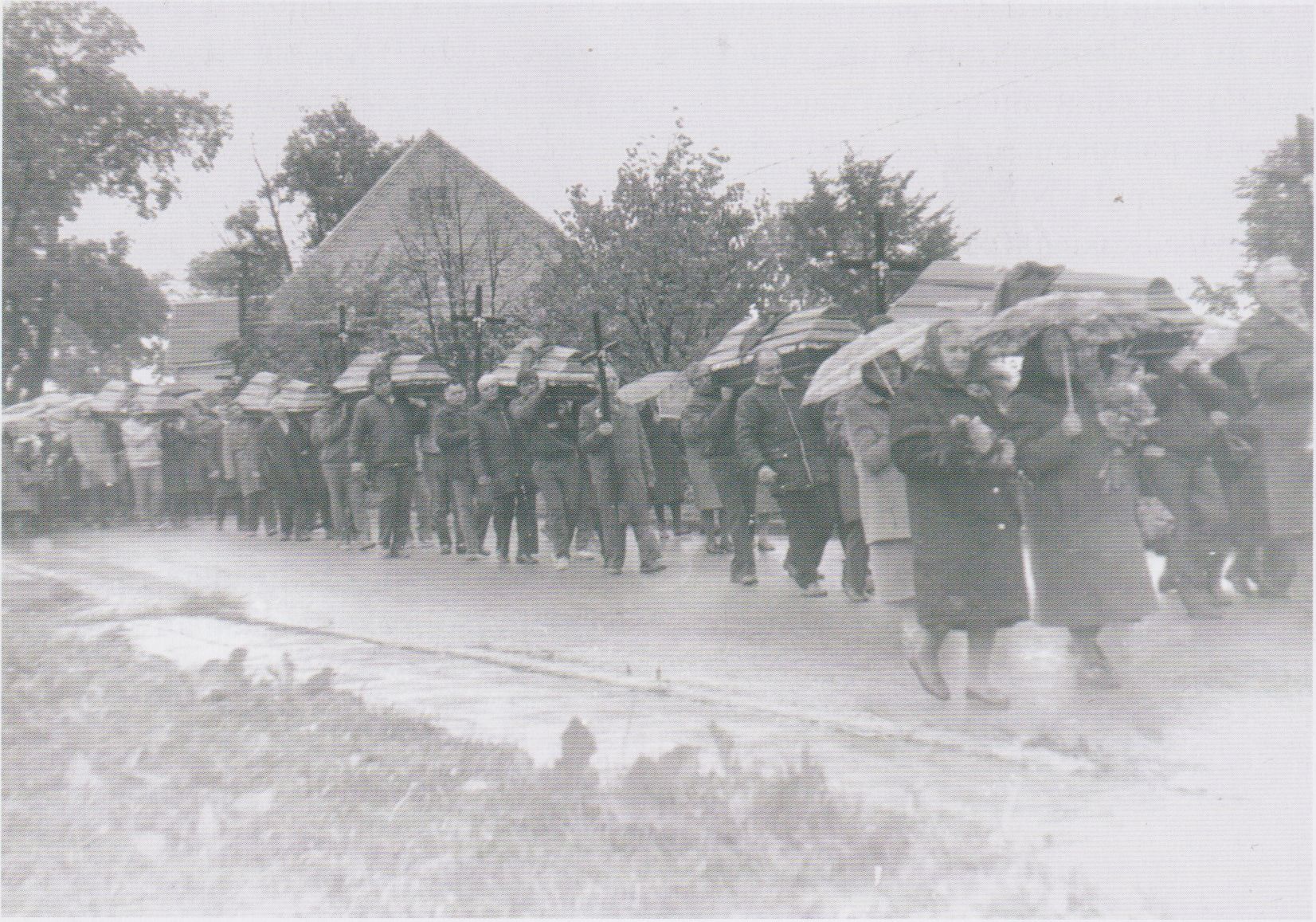 Partizanų palaikų, iškastų Daugų miestelio stribų būstinės kieme, laidojimo procesija. 1990 m.