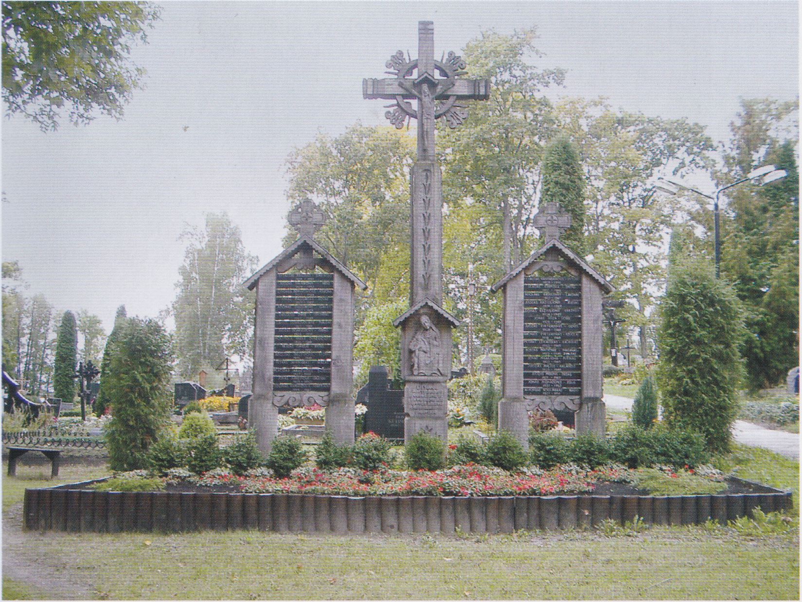 Partizanų atminties memorialas Daugų kapinėse. 1992 m.