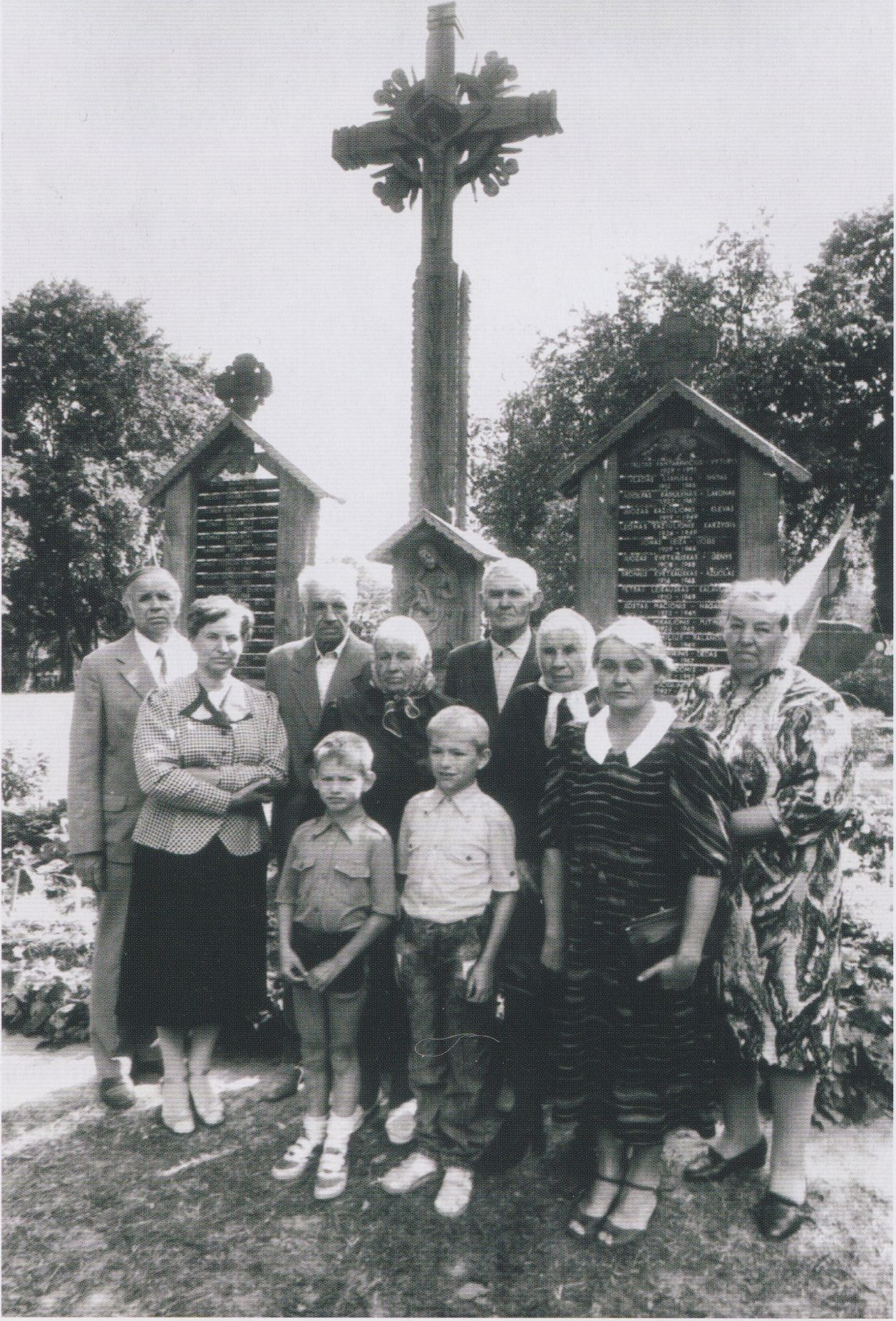 Prie memorialo partizanams giminės ir artimieji