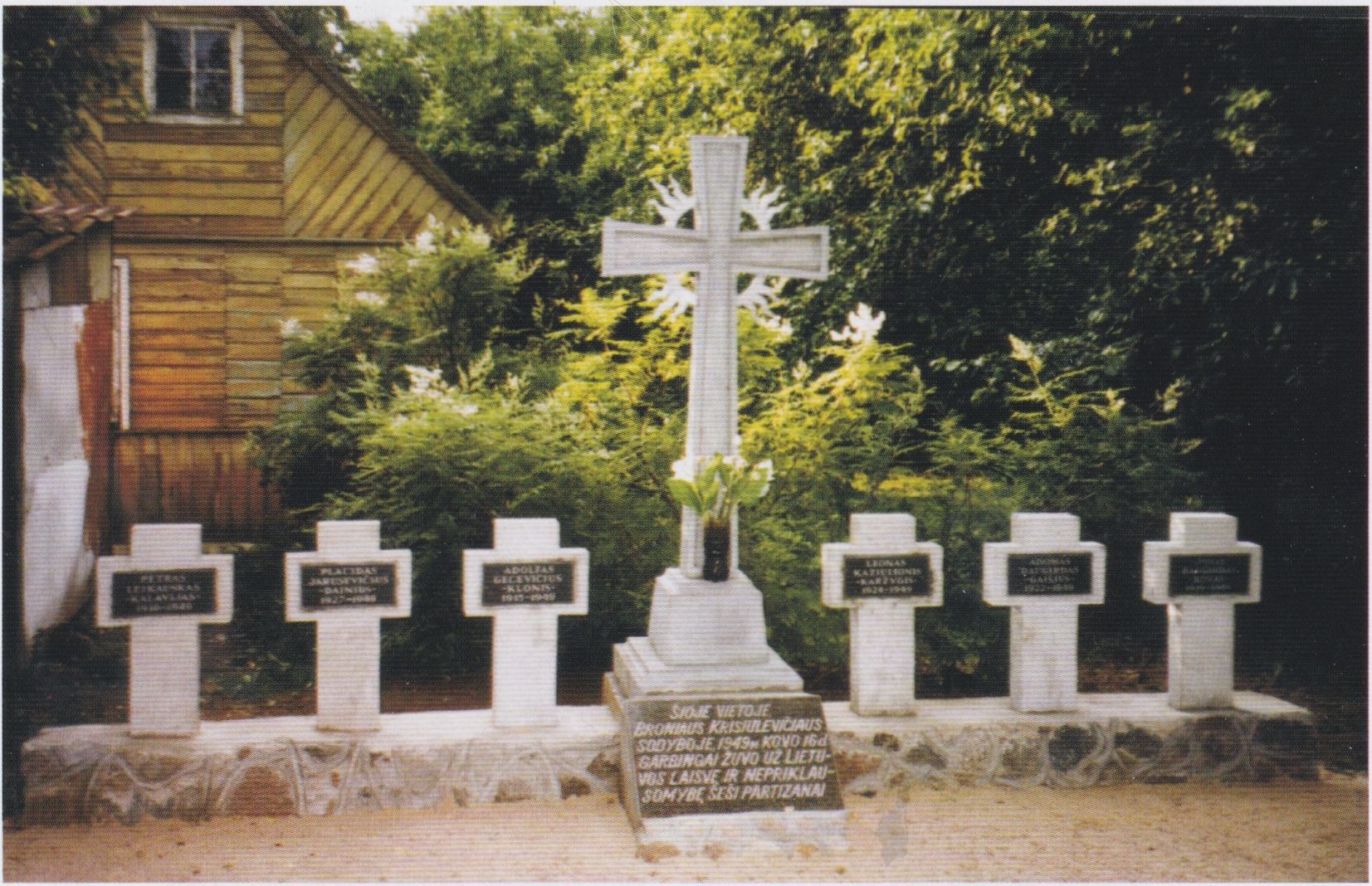 Kryžiai Gūdžių kaime Broniaus Krisiulevičiaus sodyboje 1949 03 16 žuvusiems šešiems partizanams. 1999 m.