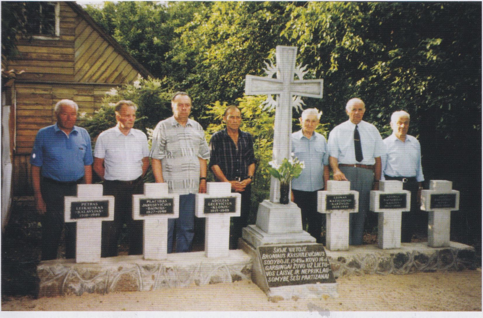 Kryžių statytojai. Iš kairės: Jonas Beržanskas, Vytautas Melešius, Bronius Gecevičius, Stasys Gecevičius, Bronius Krisiulevičius (sodybos šeimininkas), Vytautas Kaziulionis (paminklo iniciatorius) ir Vladas Milius. 1999 m.