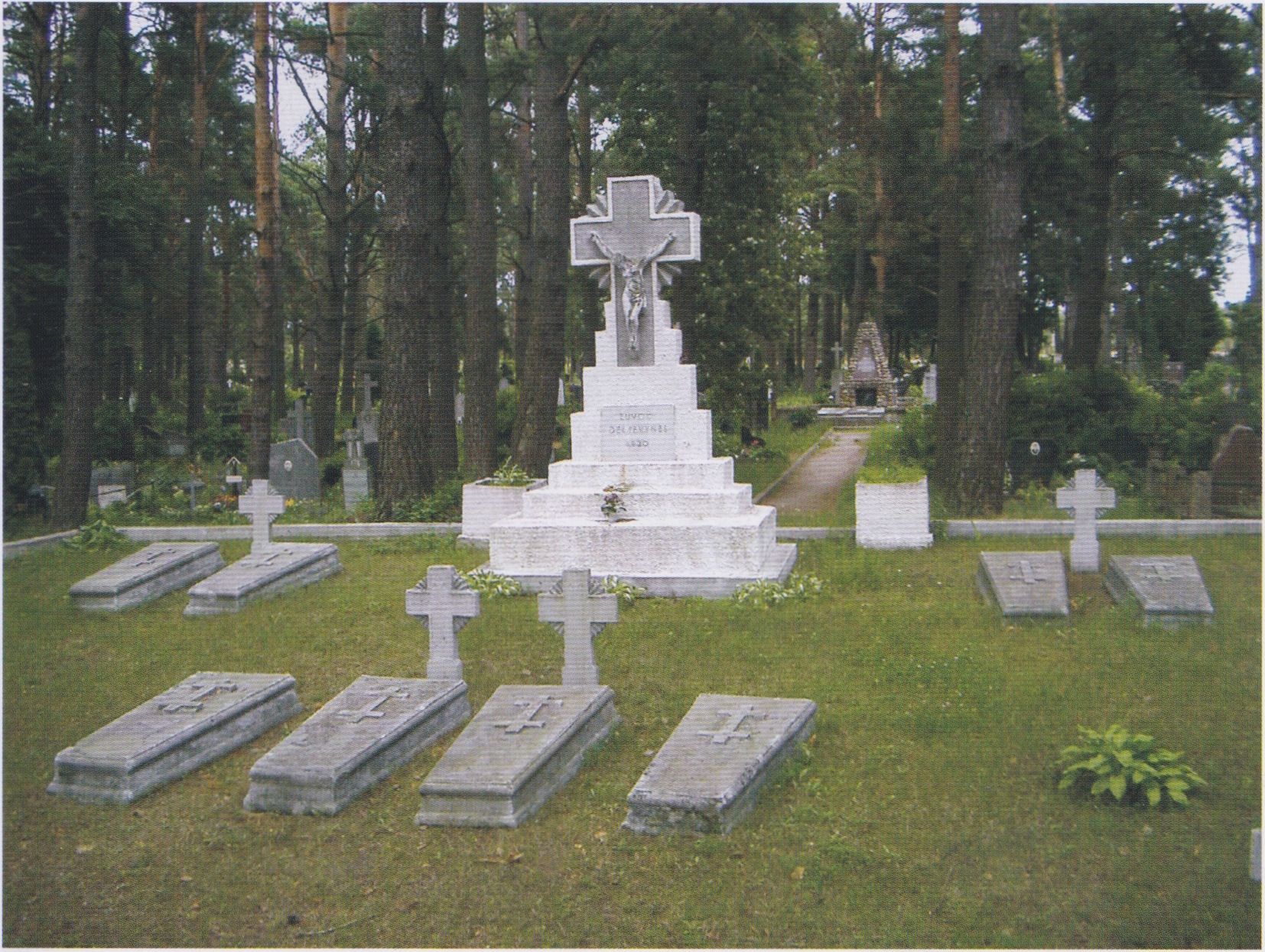 Memorialas S. Varėnos kapinėse 1933 m. iš mūšio lauko perlaidotiems savanoriams