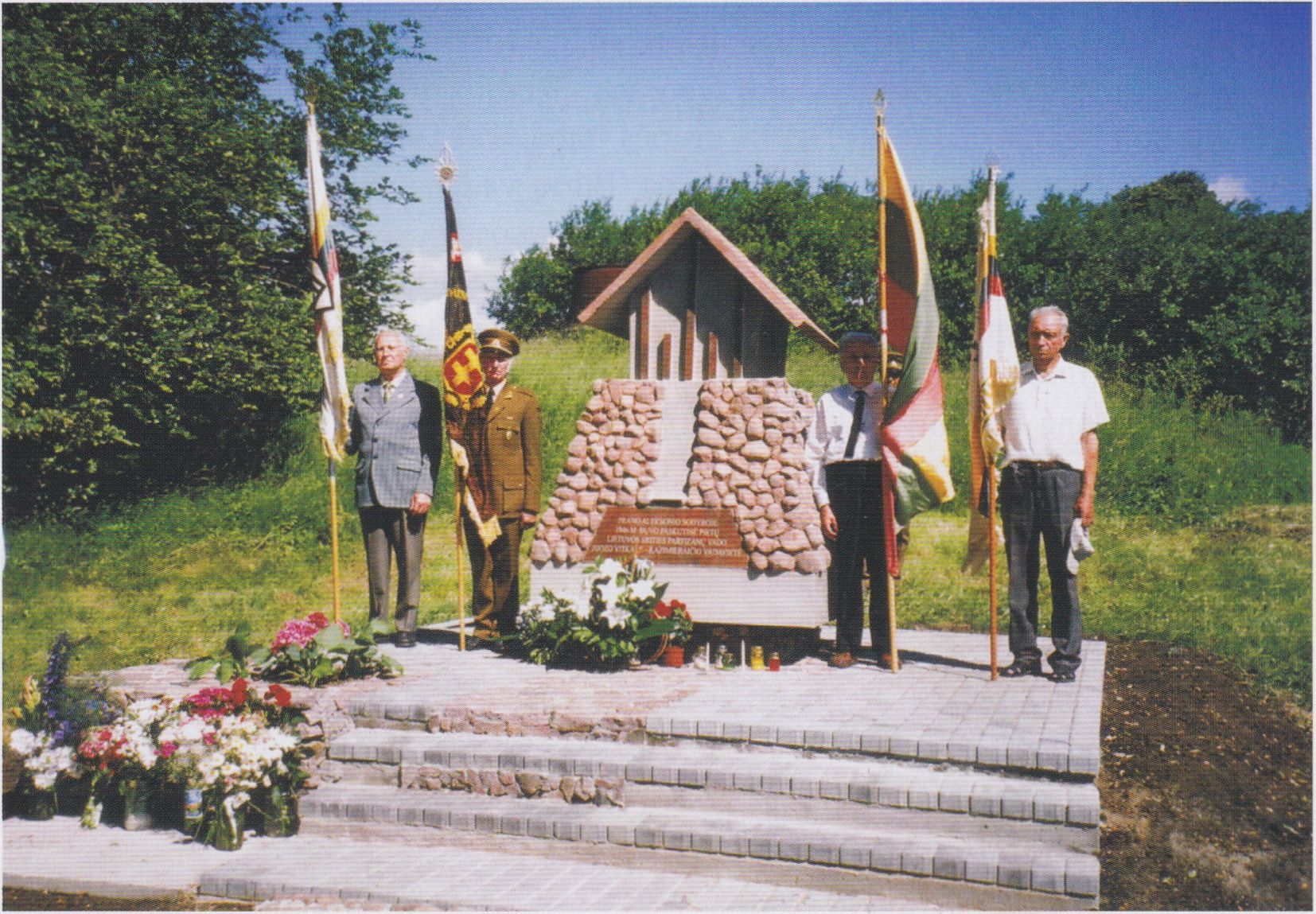 Paminklas prie Vilkiautinio ežero Varėnos raj., kur 1946 m. buvo paskutinis Juozo&nbsp;Vitkaus-Kazimieraičio bunkeris-vadavietė.&nbsp;2005 m.