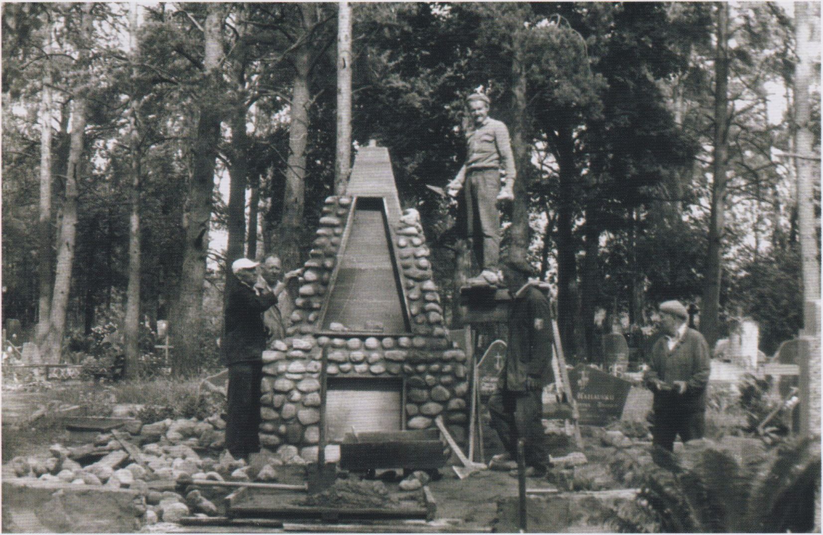 Paminklo Varėnos partizanų batalionui statyba S. Varėnos kapinėse. 1992 m.