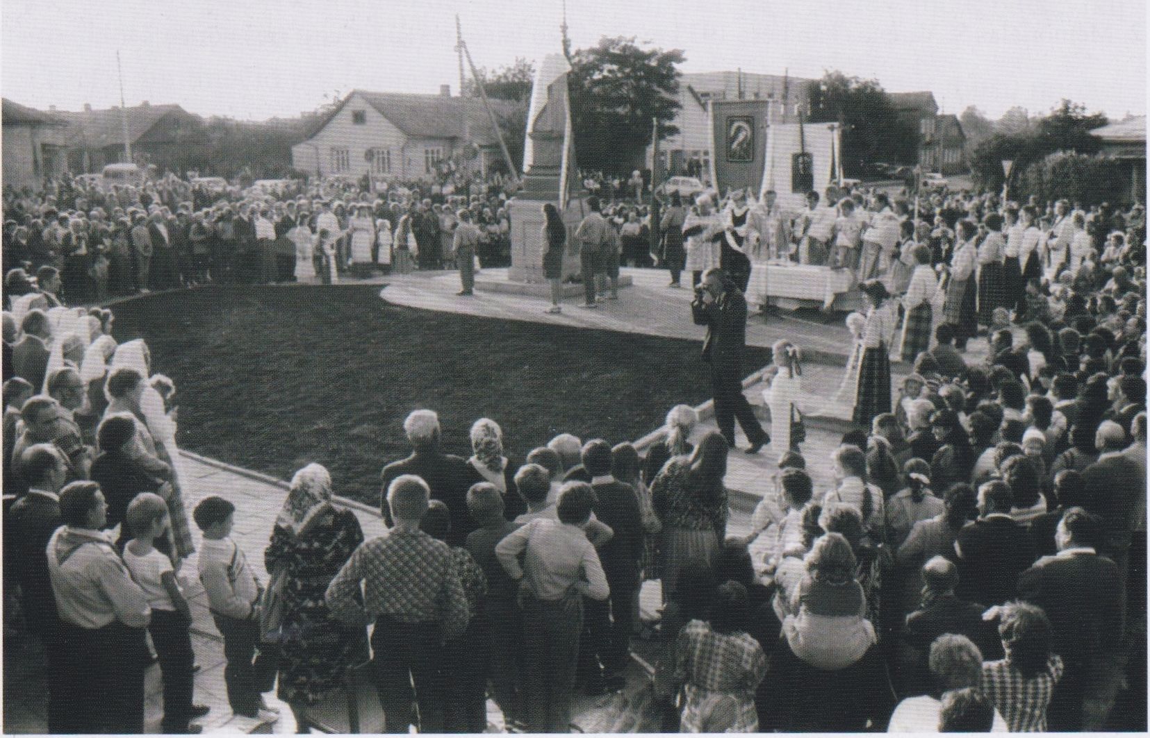 Nepriklausomybės paminklo atidengimo šventė S. Varėnoje 1990 m.