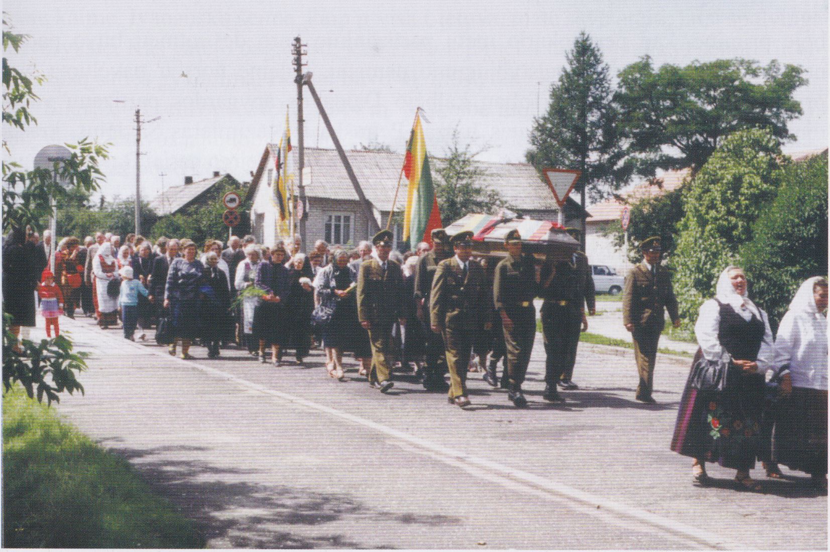 Nežinomojo partizano palaikų palydos į Senosios Varėnos kapines. 1993 m.