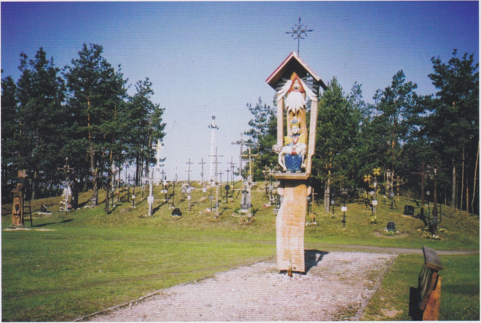 Koplytstulpis Merkinės kryžių kalnelyje Pietų Lietuvos partizanų vadui pulkininkui leitenantui Juozui Vitkui-Kazimieraičiui. 2003 m.