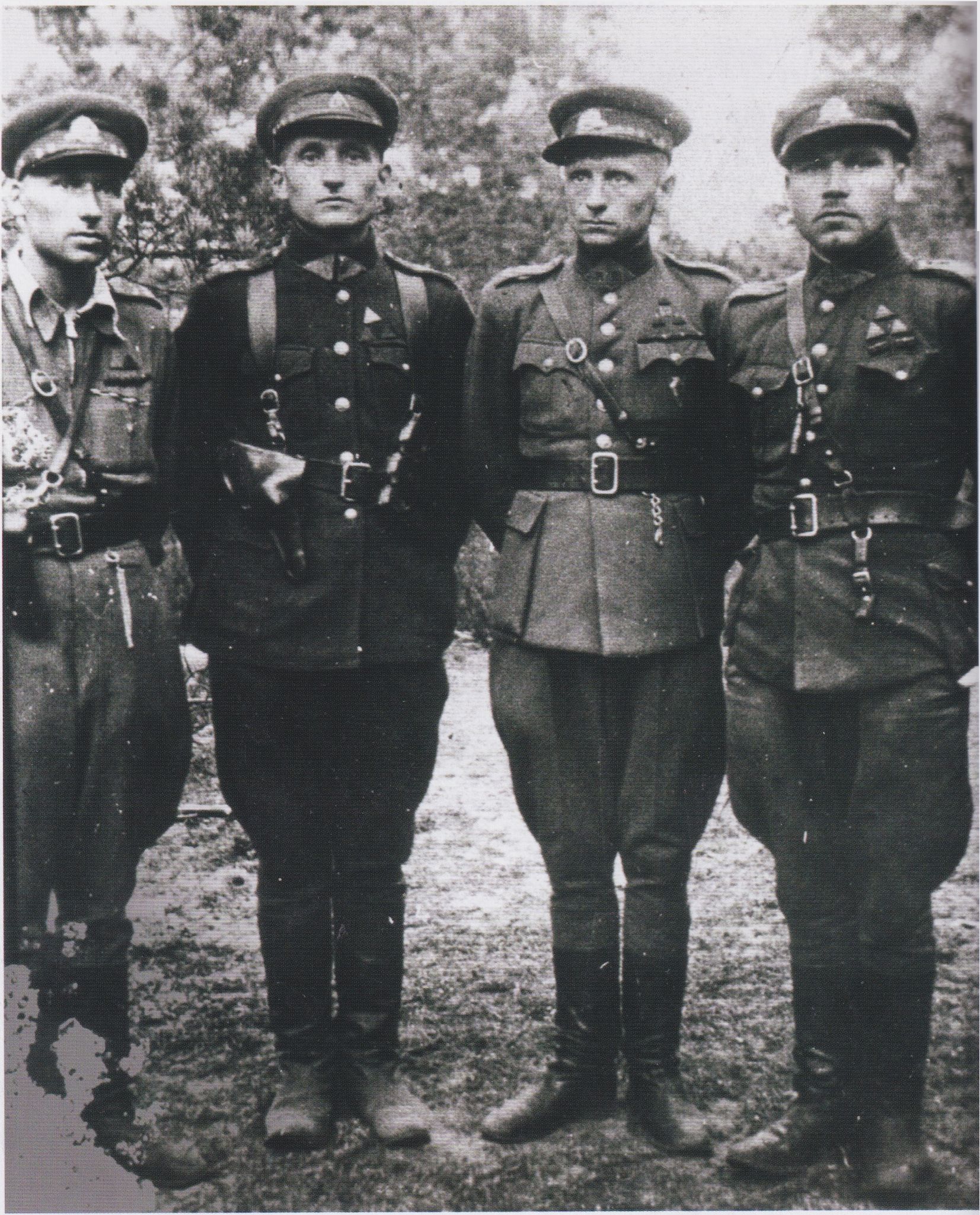 Varėnos bataliono įžymus partizanai. Iš kairės: Teofilis Valickas-Balys, Jonas Kazlauskas-Šermukšnis, Adolfas Baublys-Merkys, Feliksas Daugirdas-Sarūnas. 1947 m.