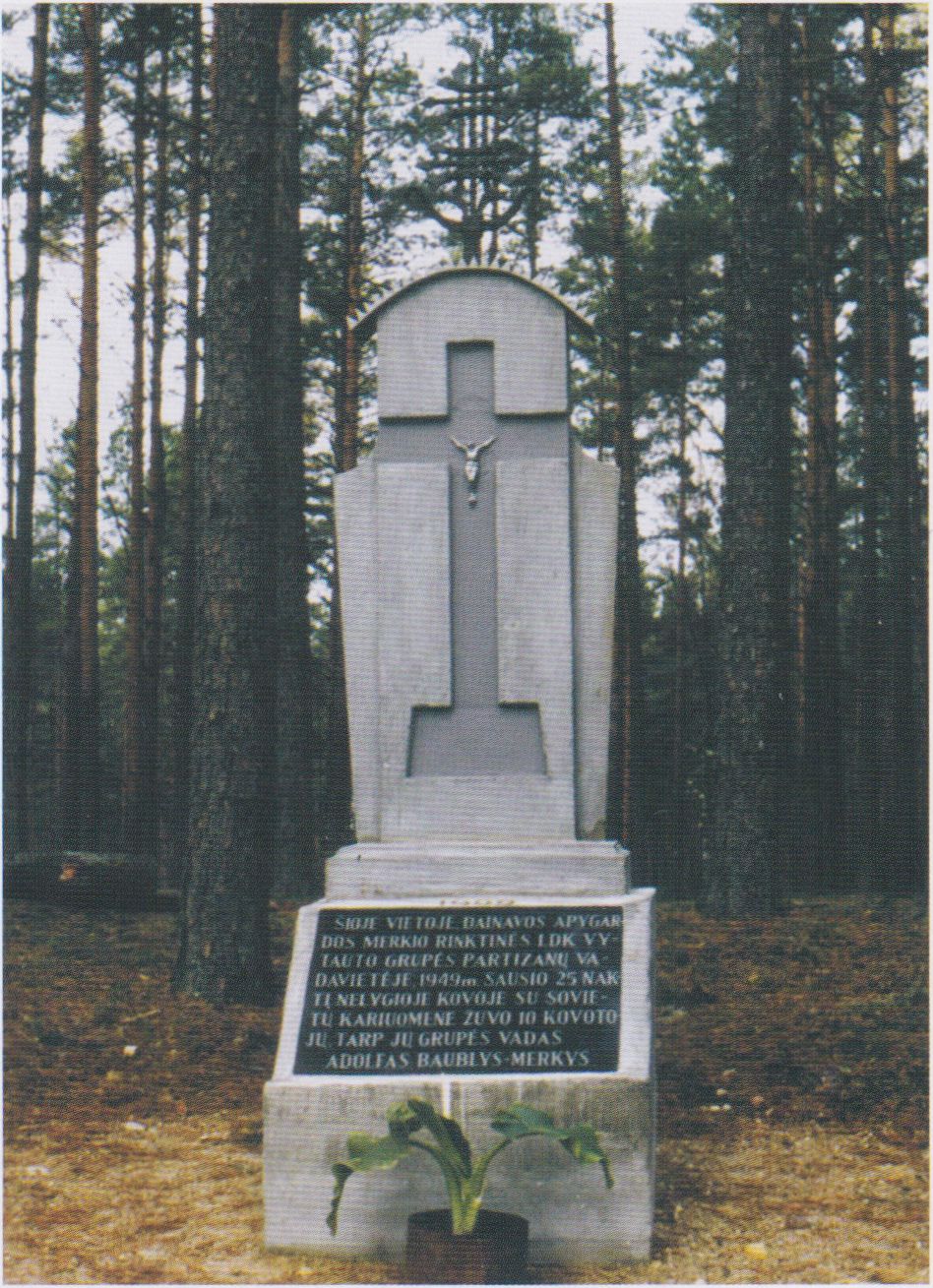 Paminklas Palkabalio miške prie vadavietės 1949 01 24 žuvusiems Adolfo Baublio-Merkio grupės partizanams