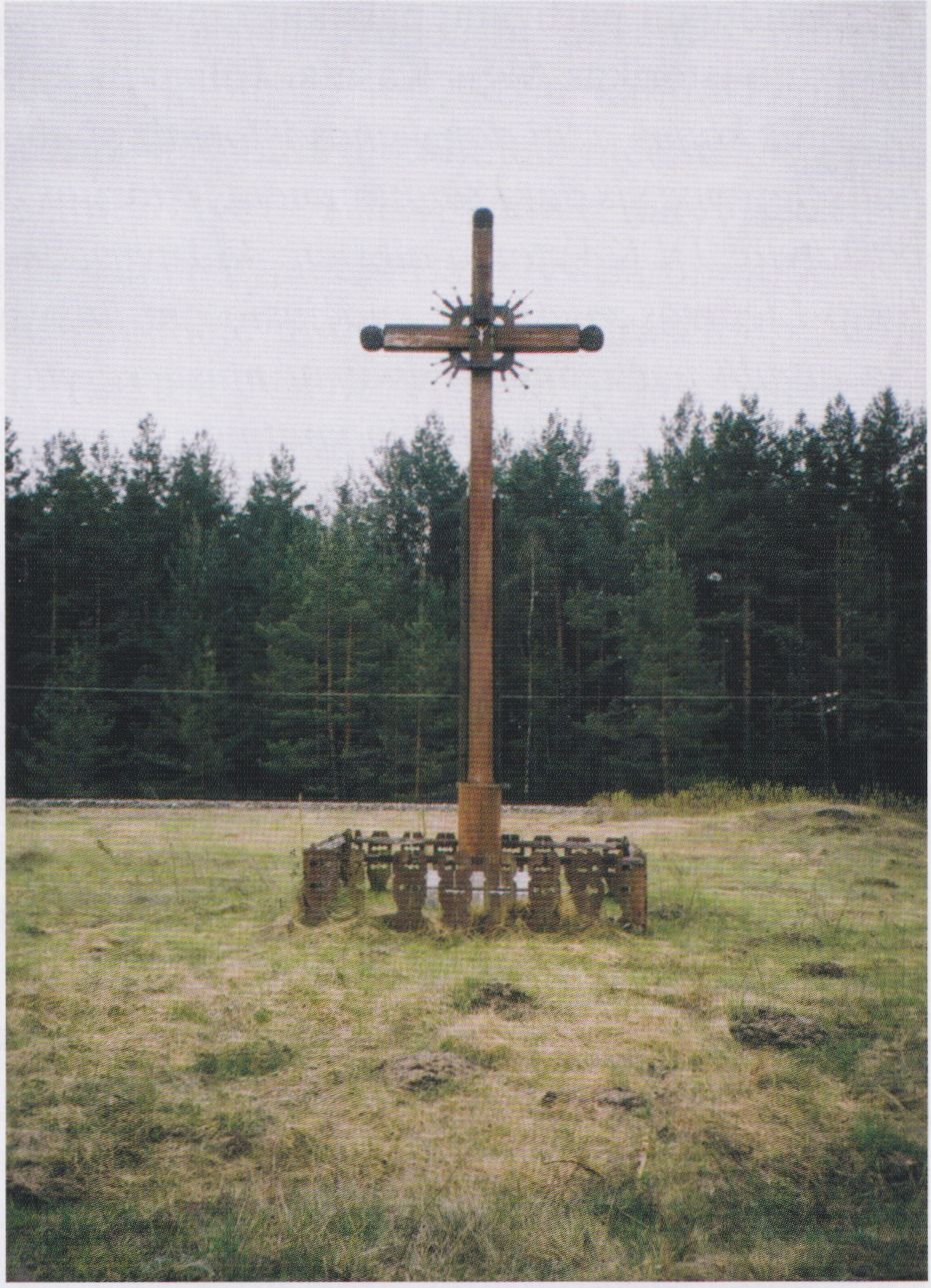 Kryžius netoli Varėnos prie geležinkelio Varėna-Vilnius sankasos, kur buvo pakasti Merkio grupės partizanai