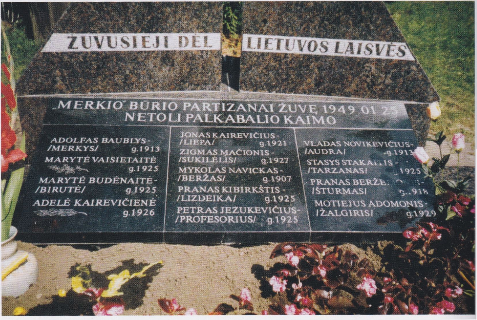 Paminklo granite įrašyti Merkio būrio partizanų vardai