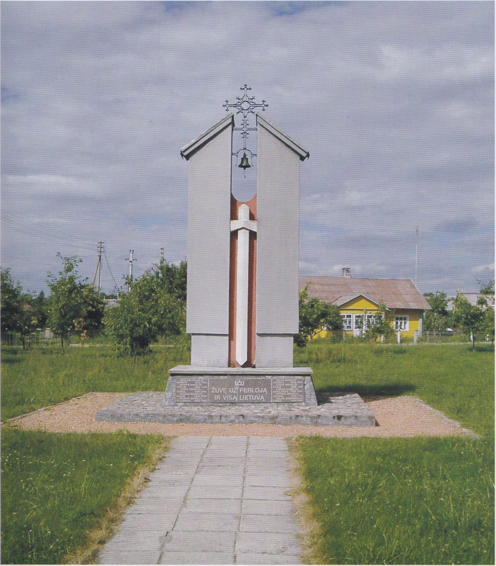 Paminklas Perlojos DLK Vytauto aikštėje 48-iems žuvusiems Perlojos apylinkių partizanams. 1995 m.