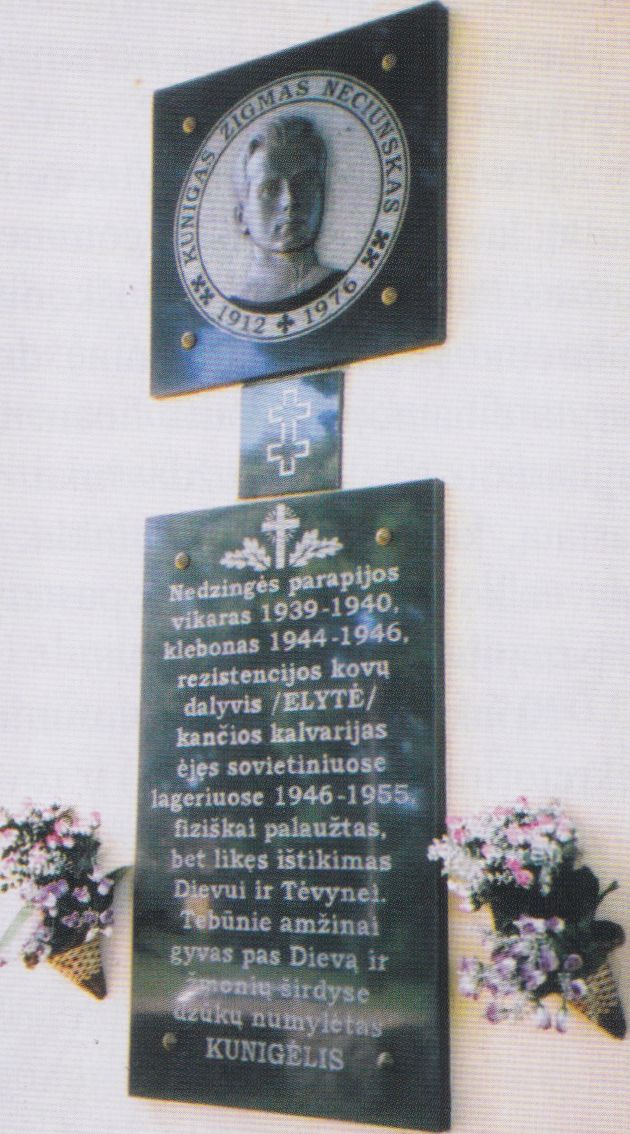 Memorialinė lenta kunigui Zigmui Neciunskui-Elytei Nedzingės bažnyčios&nbsp;išorinėje sienoje. 1998 m.