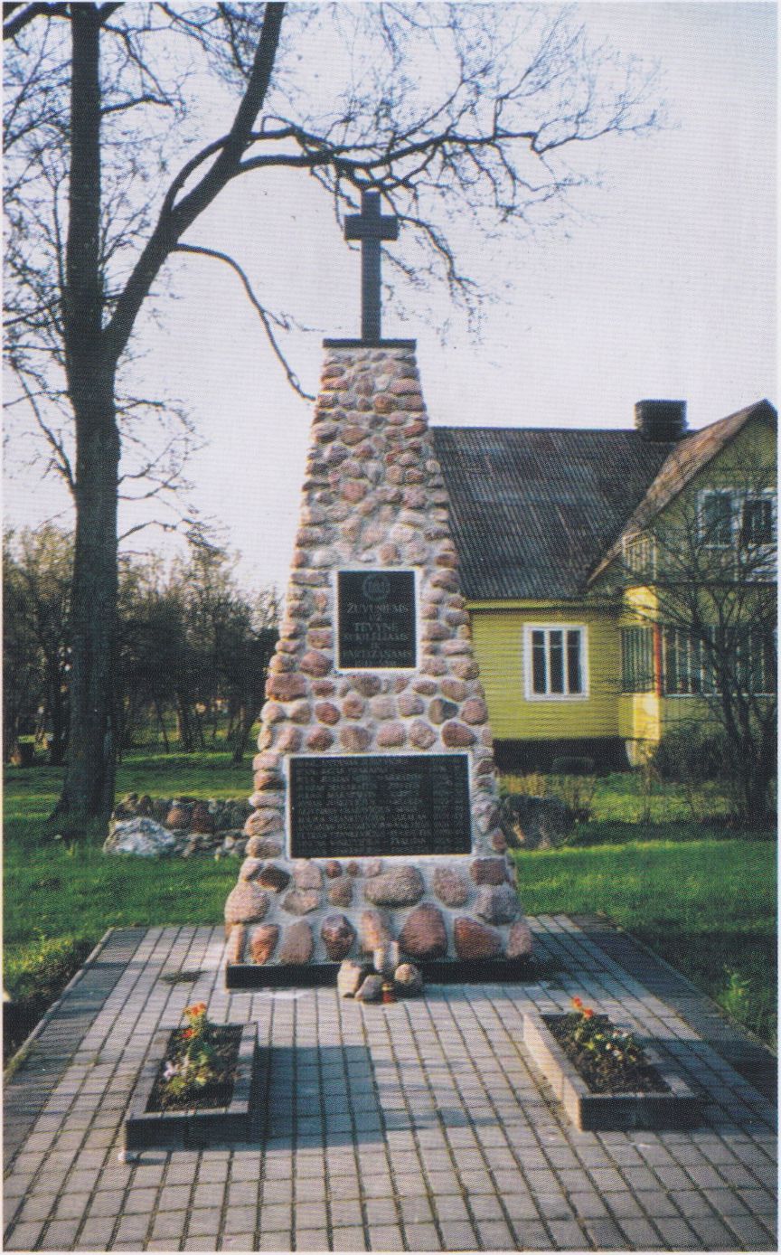 Nedzingės centrinėje aikštėje iš lauko akmenų pastatytas paminklas šios apylinkės 36 partizanams.&nbsp;1999 m.