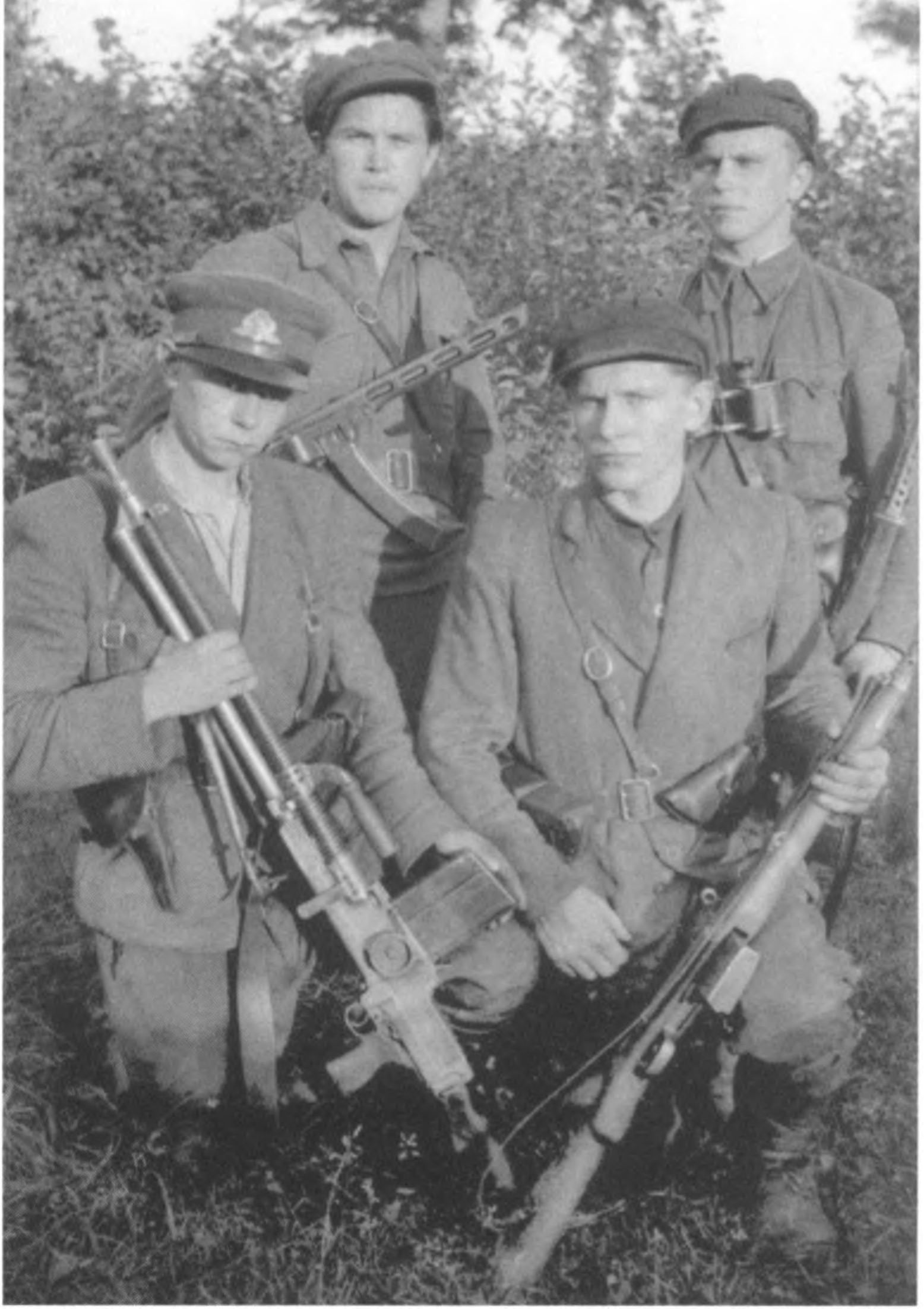 Priekyje: Vytautas Pinkevičius-Povariukas (Povaras) ir (?); stovi: Benediktas Narkevi-čius-Algis ir Antanas Pinkevičius-Meškėnas