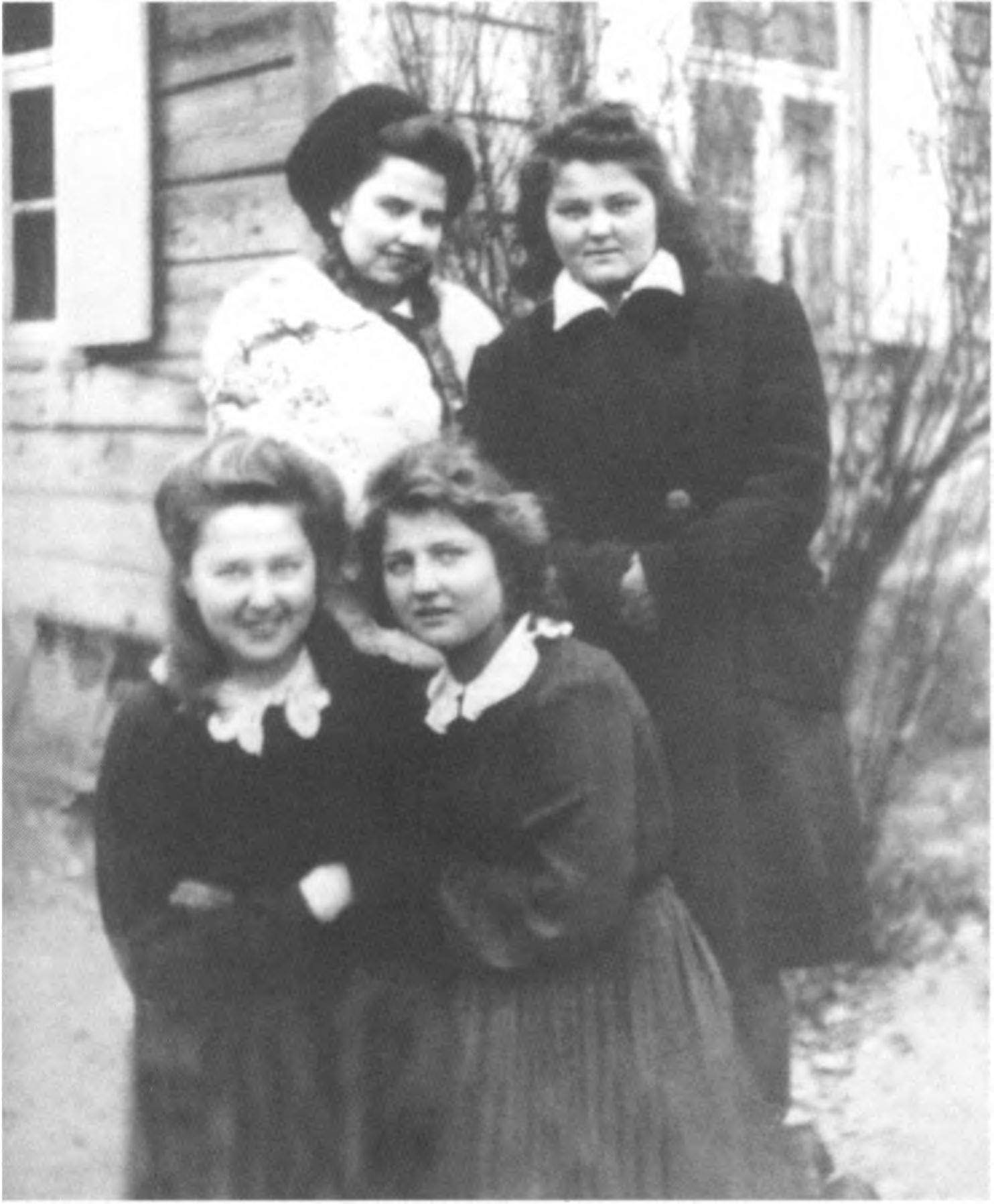 Janina-Vaivorykštė (Vaiva) ir Vaclova; stovi: Bronislava-Našlaitė ir Angelė