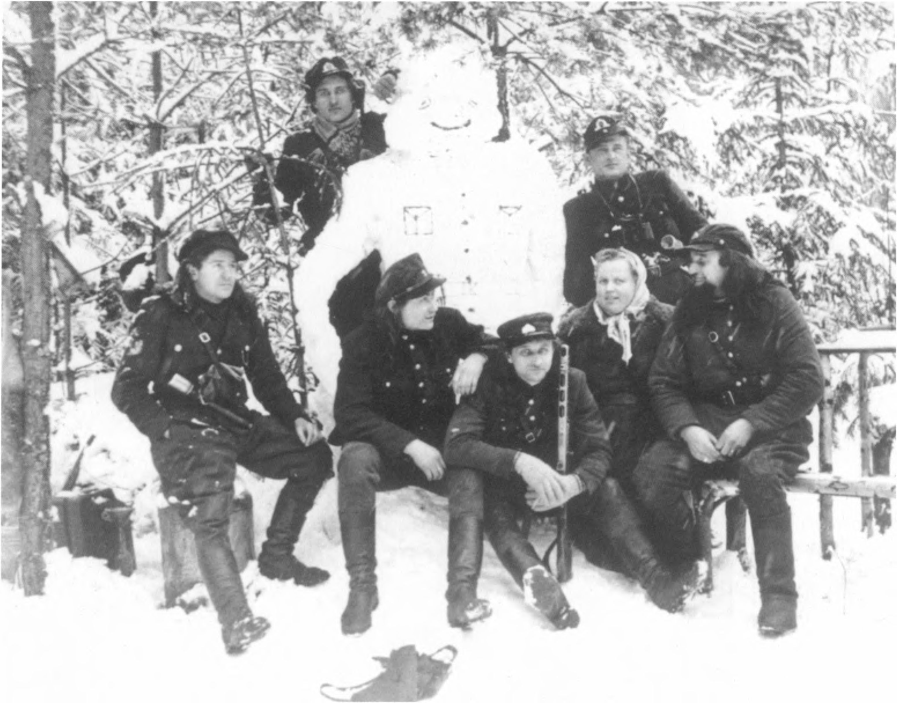 Stasys Rinkūnas-Jazminas, Kazimieras Puodžiūnas-Titnagas, Uršulė Latvytė ir Adomas Širvinskas-Šalmas; du stovi: Stasys Rokas-Beržas ir (?)