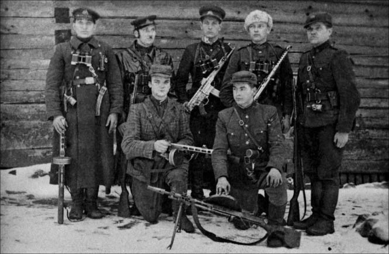 Priekyje Adolfas Kvedys-Girėnas, Jonas Petrauskas-Šarūnas; stovi penkiese: Antanas Rekešius-Vytautas iš Pavidaujo būrio, Alfonsas Kvedys-Jaunutis, Aleksandras Grybinas-Faustas, Adolfas Ramanauskas-Vanagas, Urbonas (Urbantas) Dailidė-Tauras,