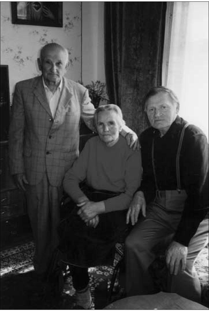 Juozas Kalvaitis (miręs 2003 m.), Joana Kalvaitienė (mirusi) ir buvęs Vyčio apygardos partizanas Jonas Kadžionis-Bėda