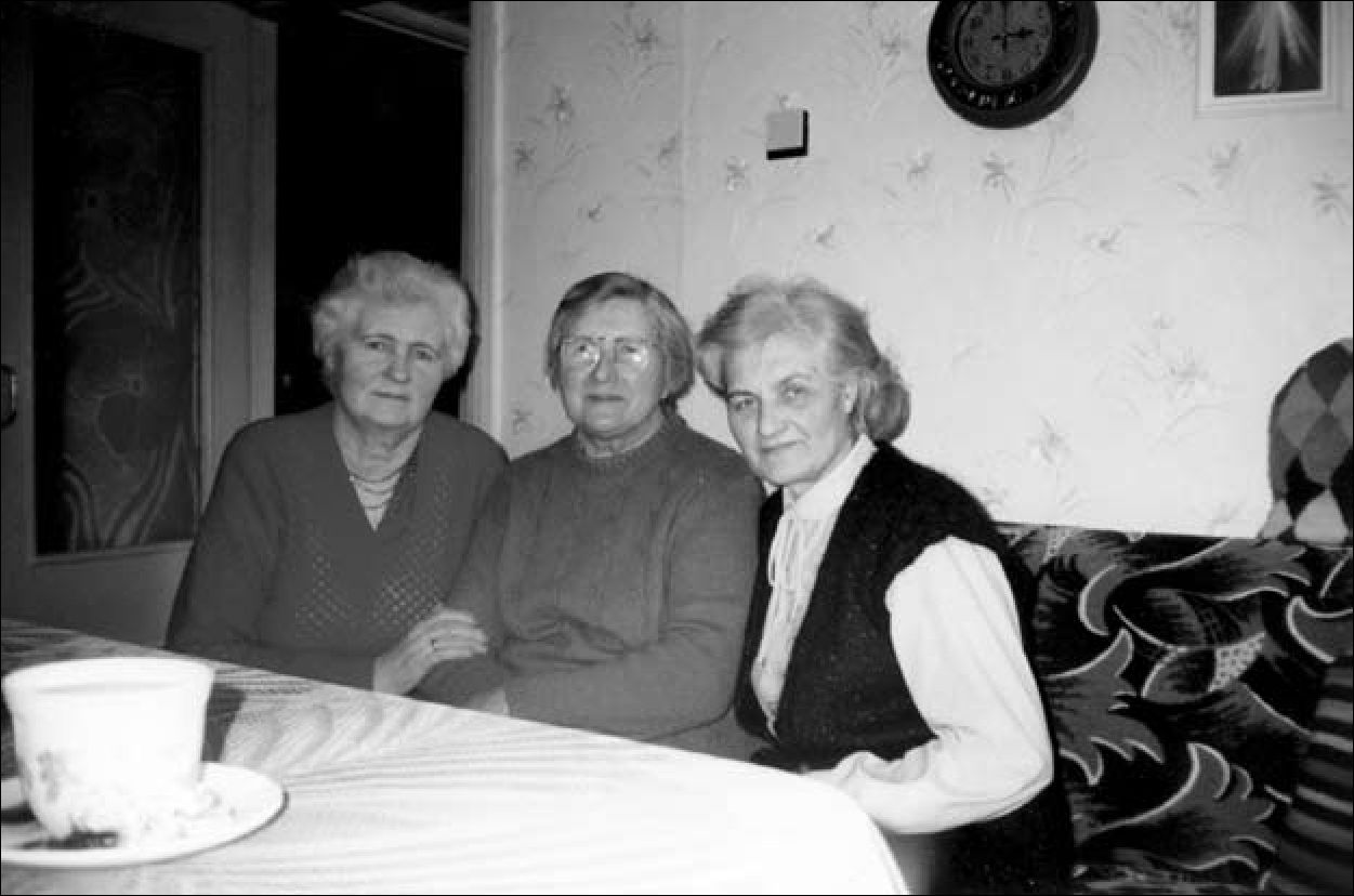 Stasė Narbutienė, Joana Dijokaitė - Kerežienė, Antanina Jasiulytė - Valeikienė.