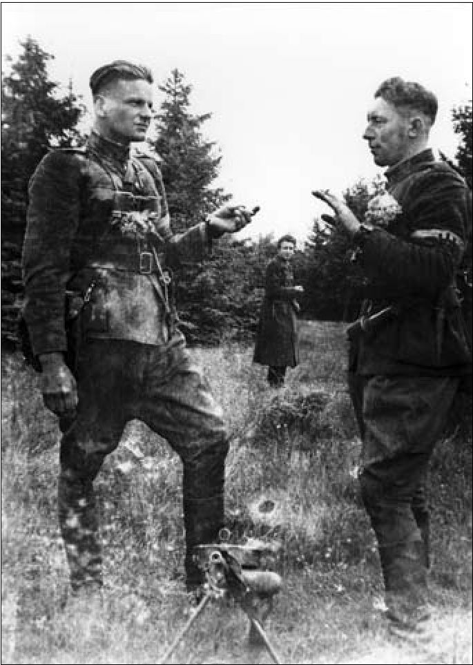 Viktoras Bakanauskas-Vytautas, toliau Petras Gadliauskas-Bijūnėlis, Stasys Satkus-Šarūnas.