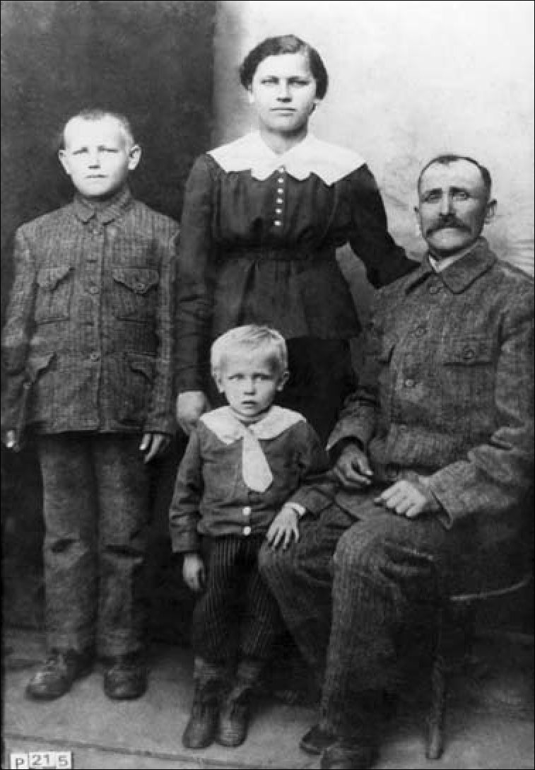 Būsimasis partizanas Vladas Pabarčius-Dėdelis (viduryje mažiausias)