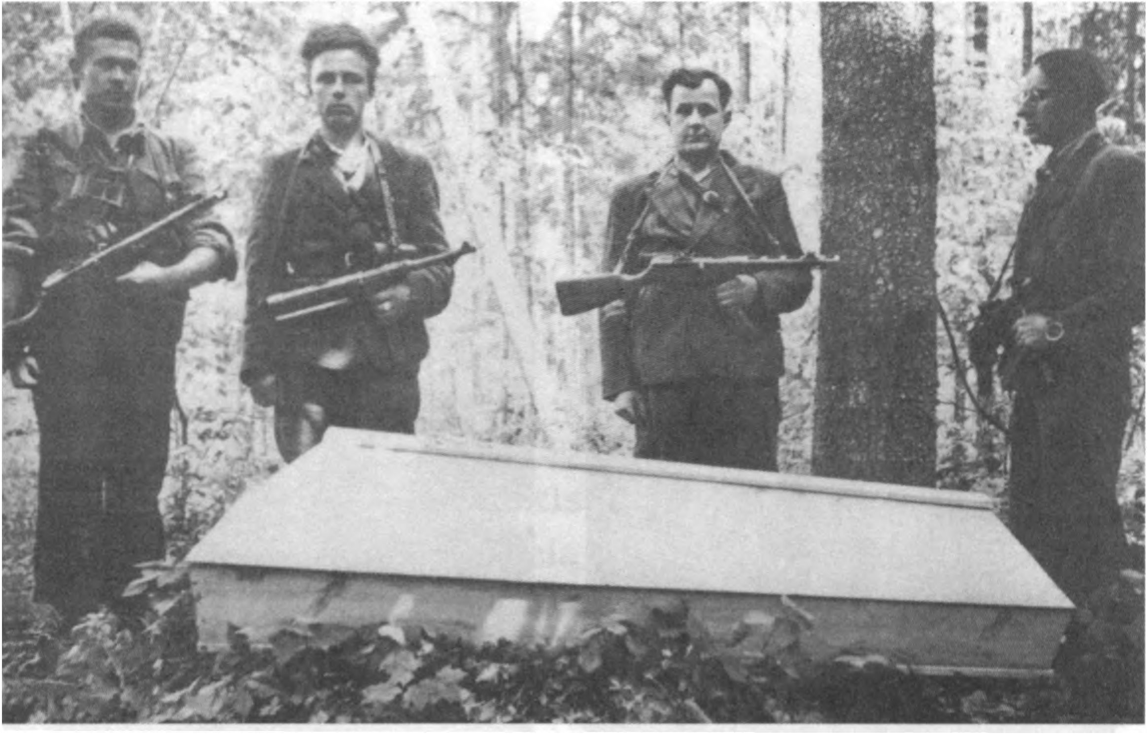 Pilėnų tėvūnijos partizanai laidoja kovos brolį