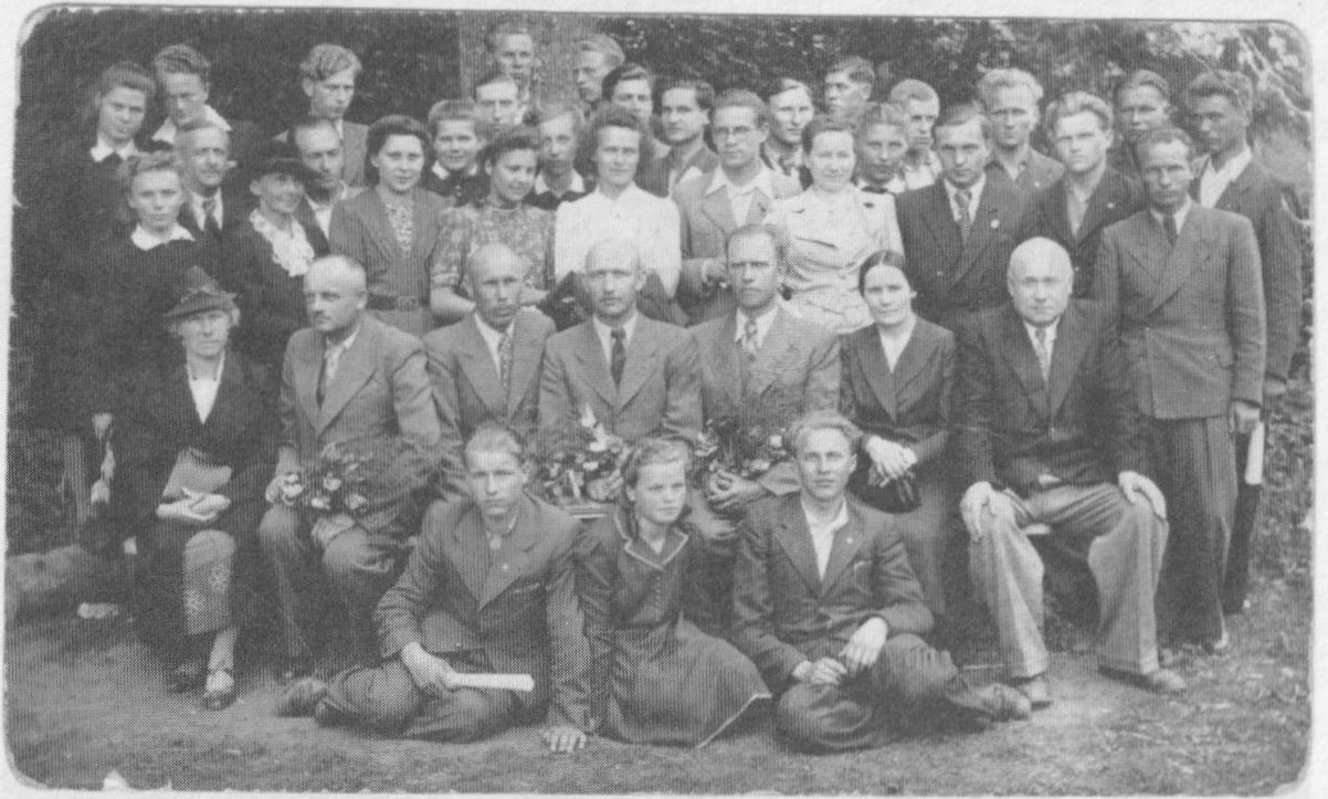 Jurbarko gimnazijos abiturientai ir mokytojai, 1943.