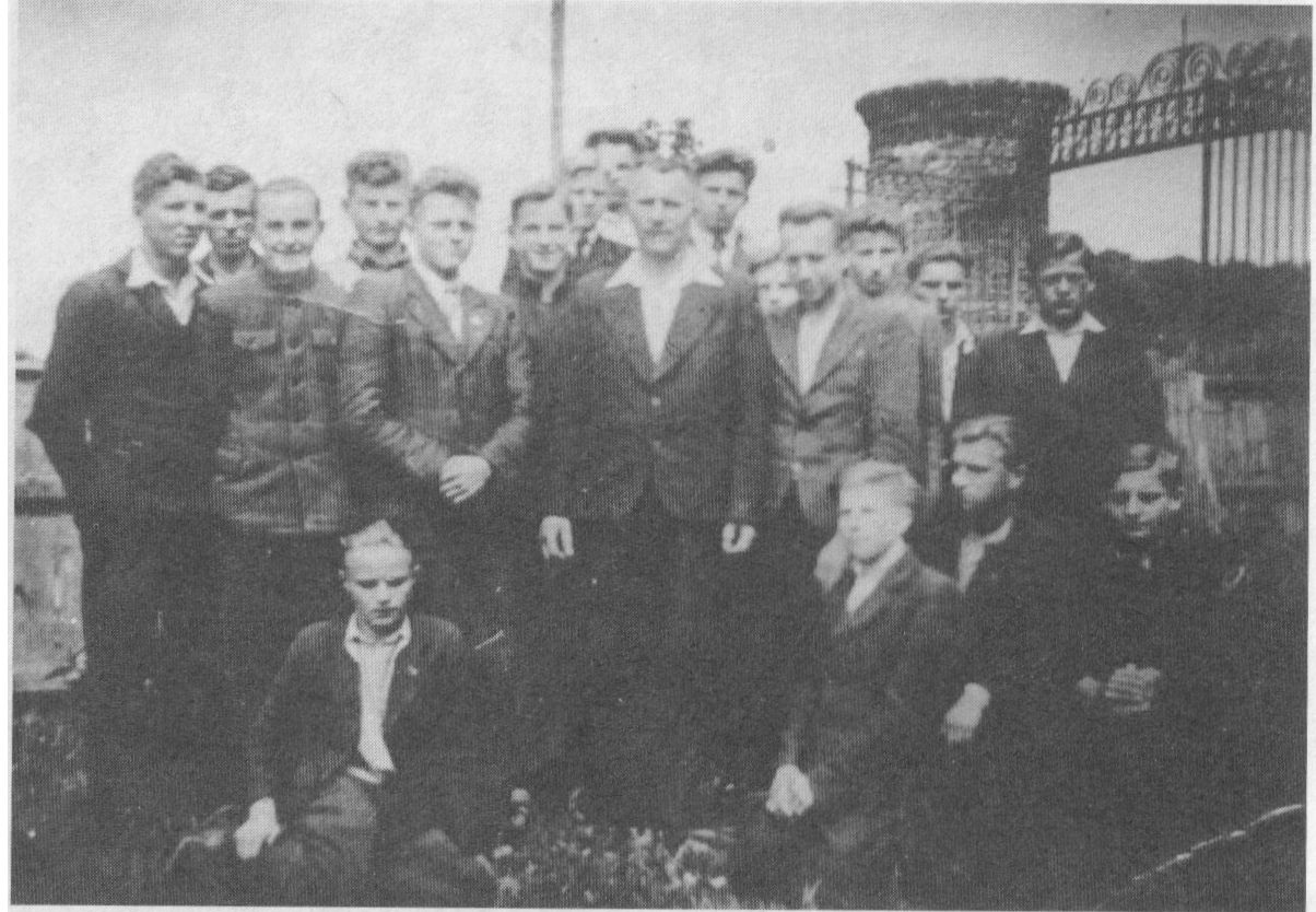 Mokytojas Petras Paulaitis (centre) su savo mokiniais