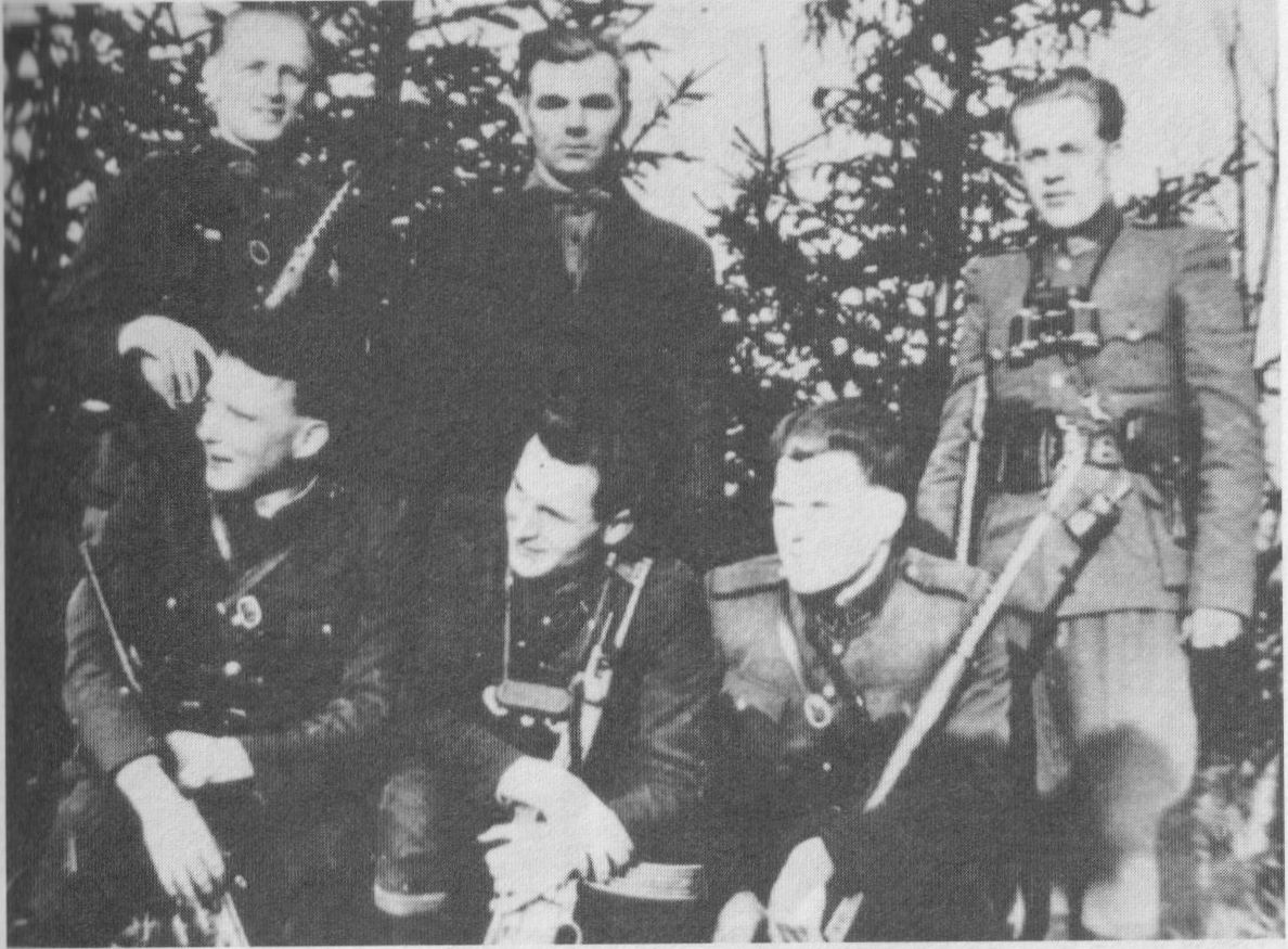 Dainavos ir Tauro apygardų vadai su Jurbarko apylinkių partizanais (1949)