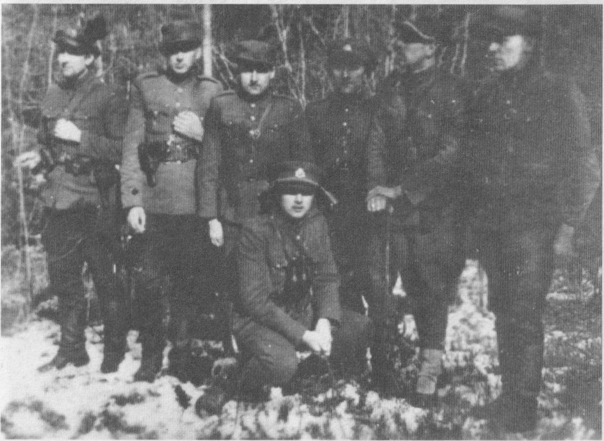 Eimučio būrio partizanai. Stovi antras iš kairės Stasys Plienaitis, Izidorius Mockus-Rykas. Eimutis, Remeikis, klūpo Nobaras.