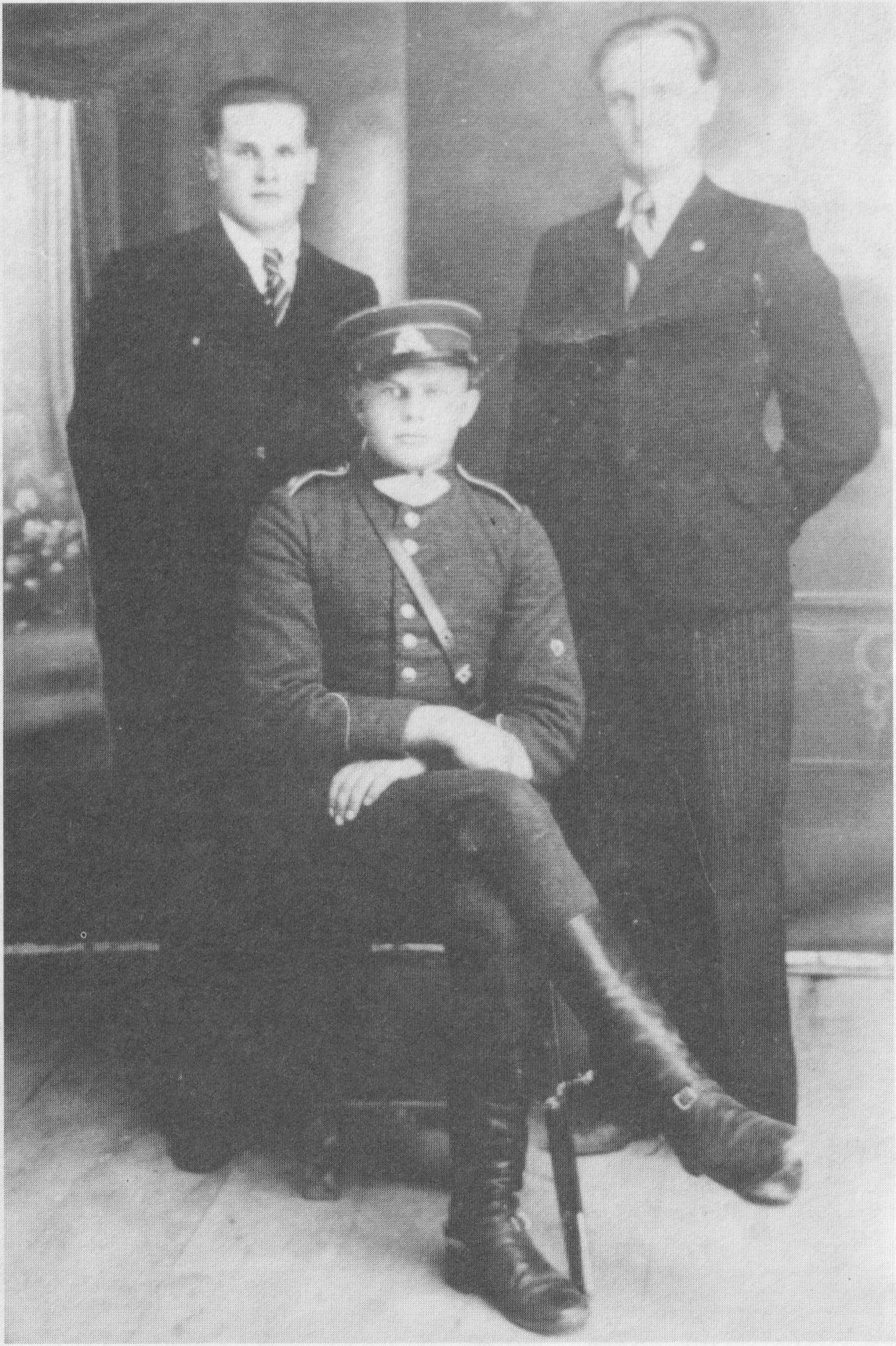 Stovi iš kairės Telesforas Kisielius-Česlovas, Bitinas; Mačiulis Jonas - Lydžio rinktinės štabo narys.
