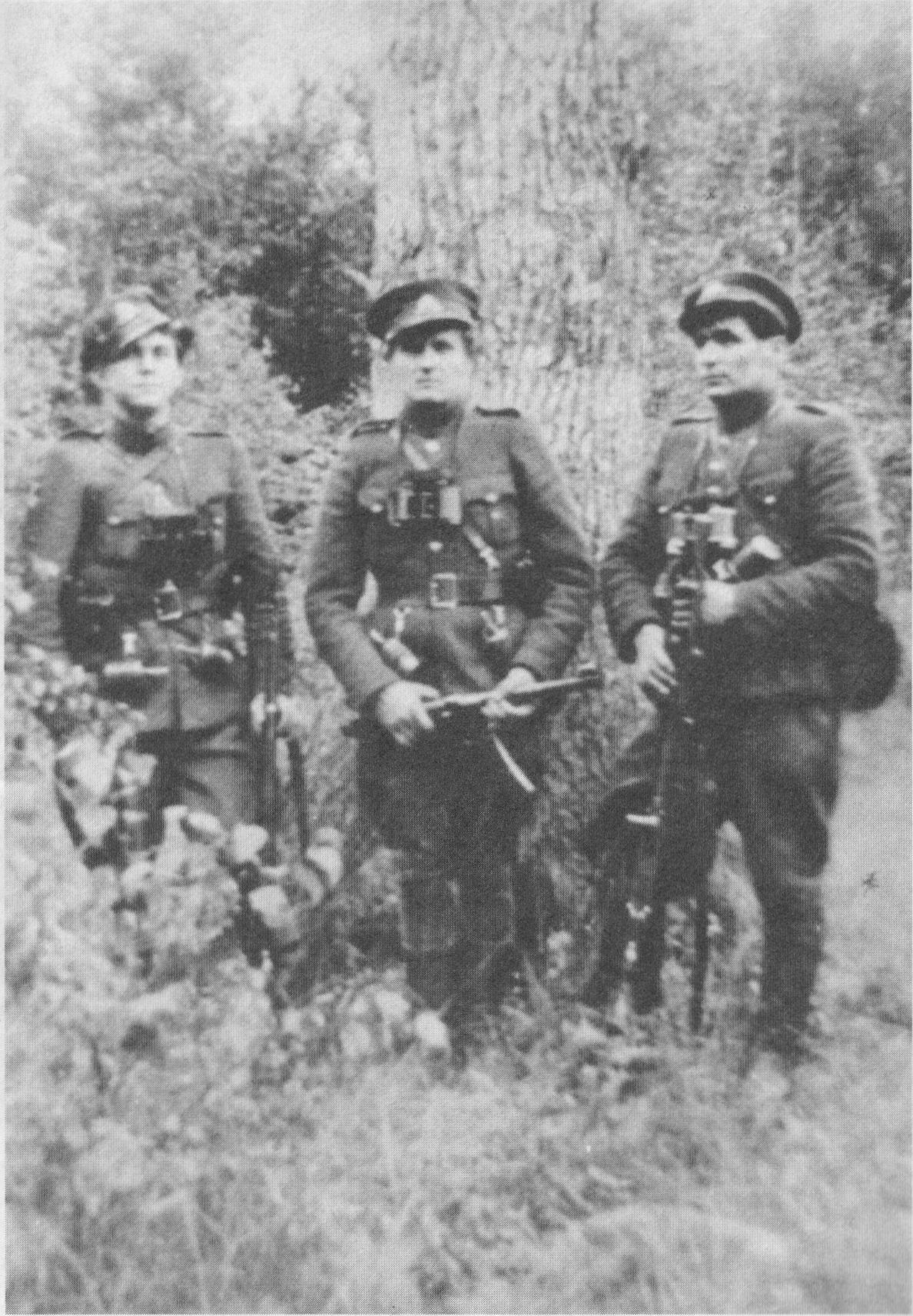 Pirmas iš dešinės Juozas Kisielius-Genys.