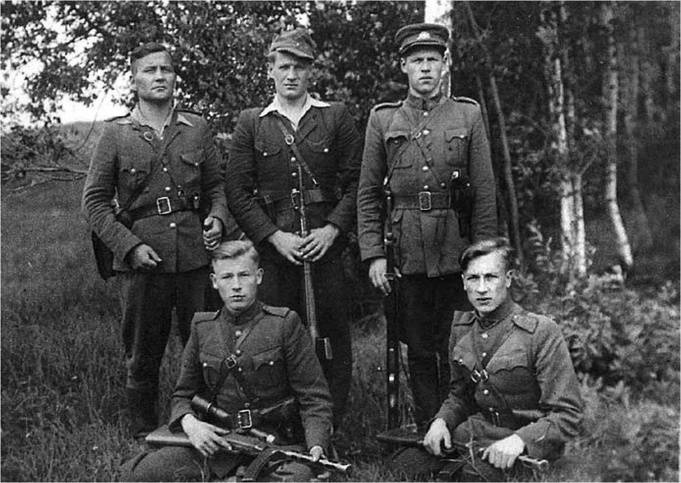 1. Jankauskas Povilas-Alksnis; 2. Limba Teofilis, Juozo-Deimantas, Sakalas; 3. Guobužas Vytautas-Viesulas. Priekyje sėdi broliai Morkūnai: 1. Bronius-Diemedis; 2. Antanas-Jaunutis.
